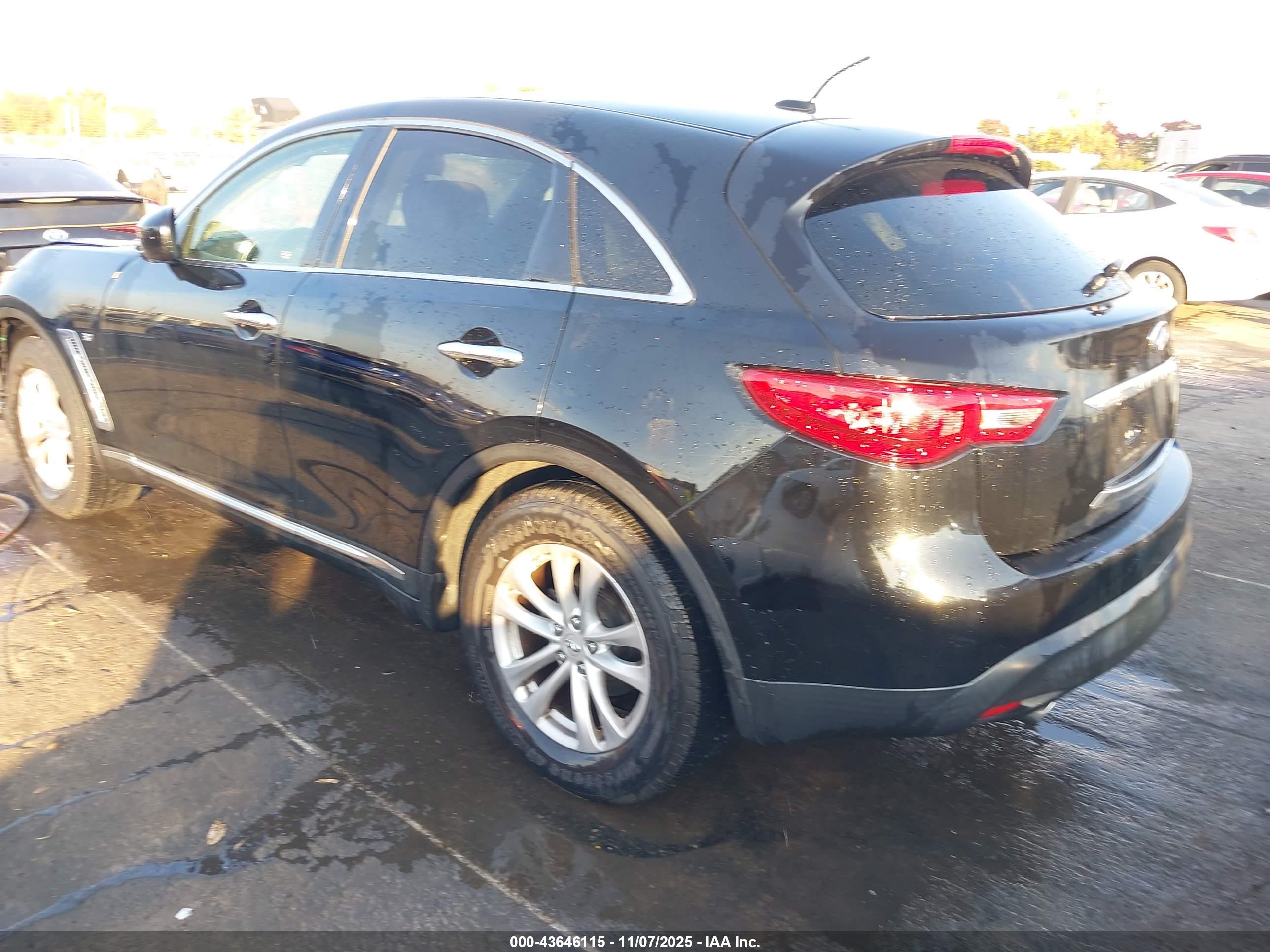 INFINITI QX70 image 3