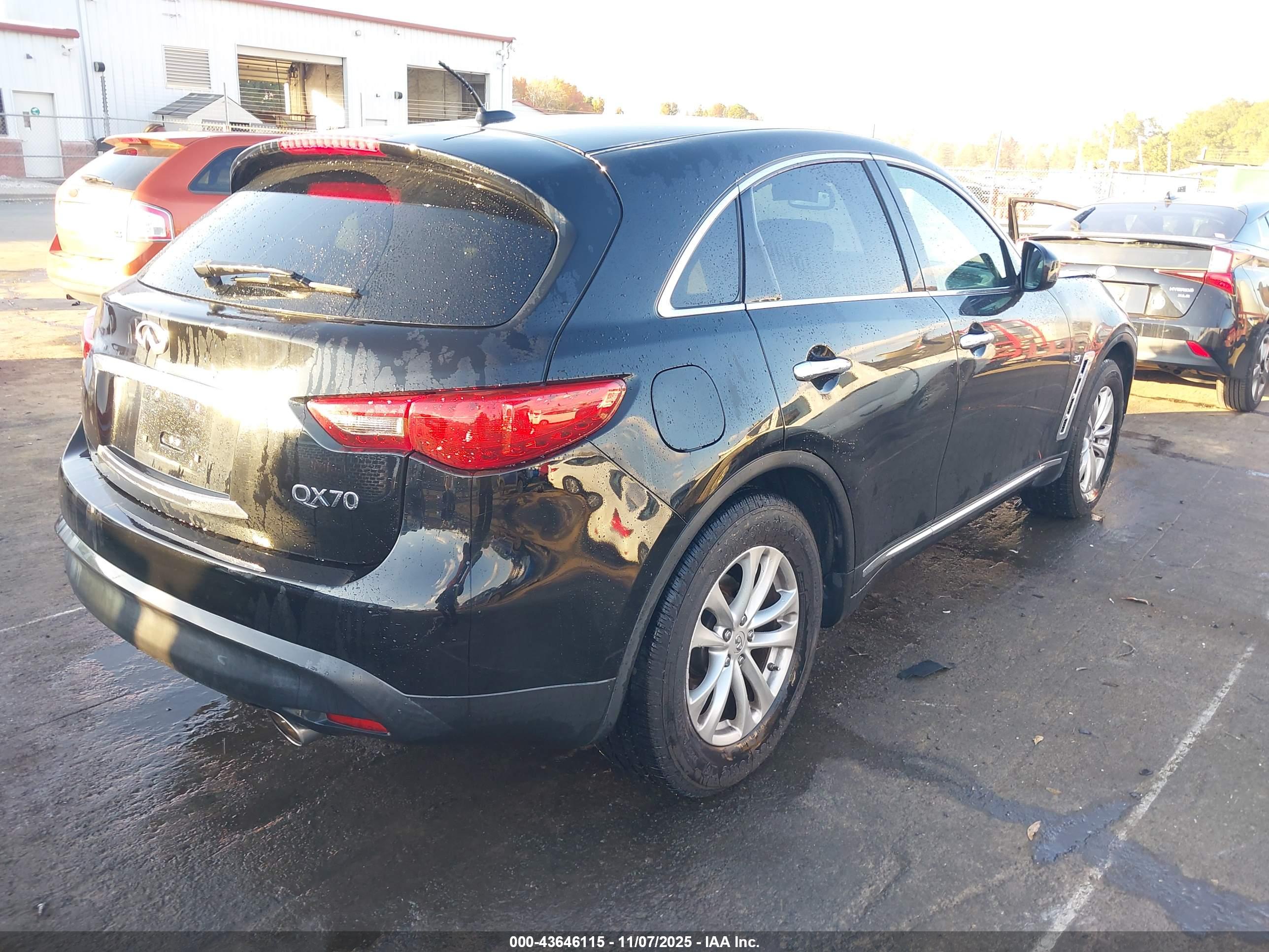 INFINITI QX70 image 4