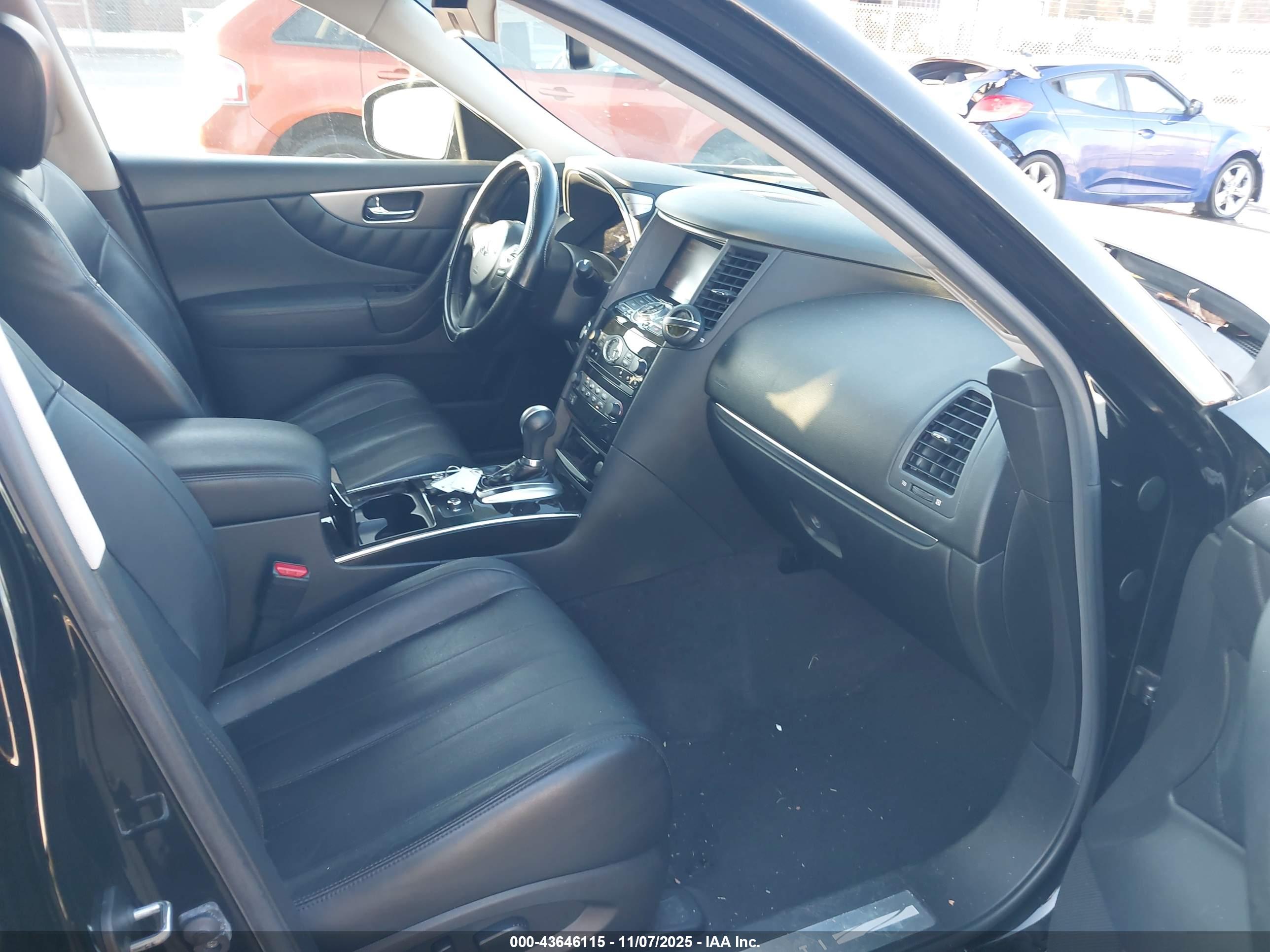 INFINITI QX70 image 5