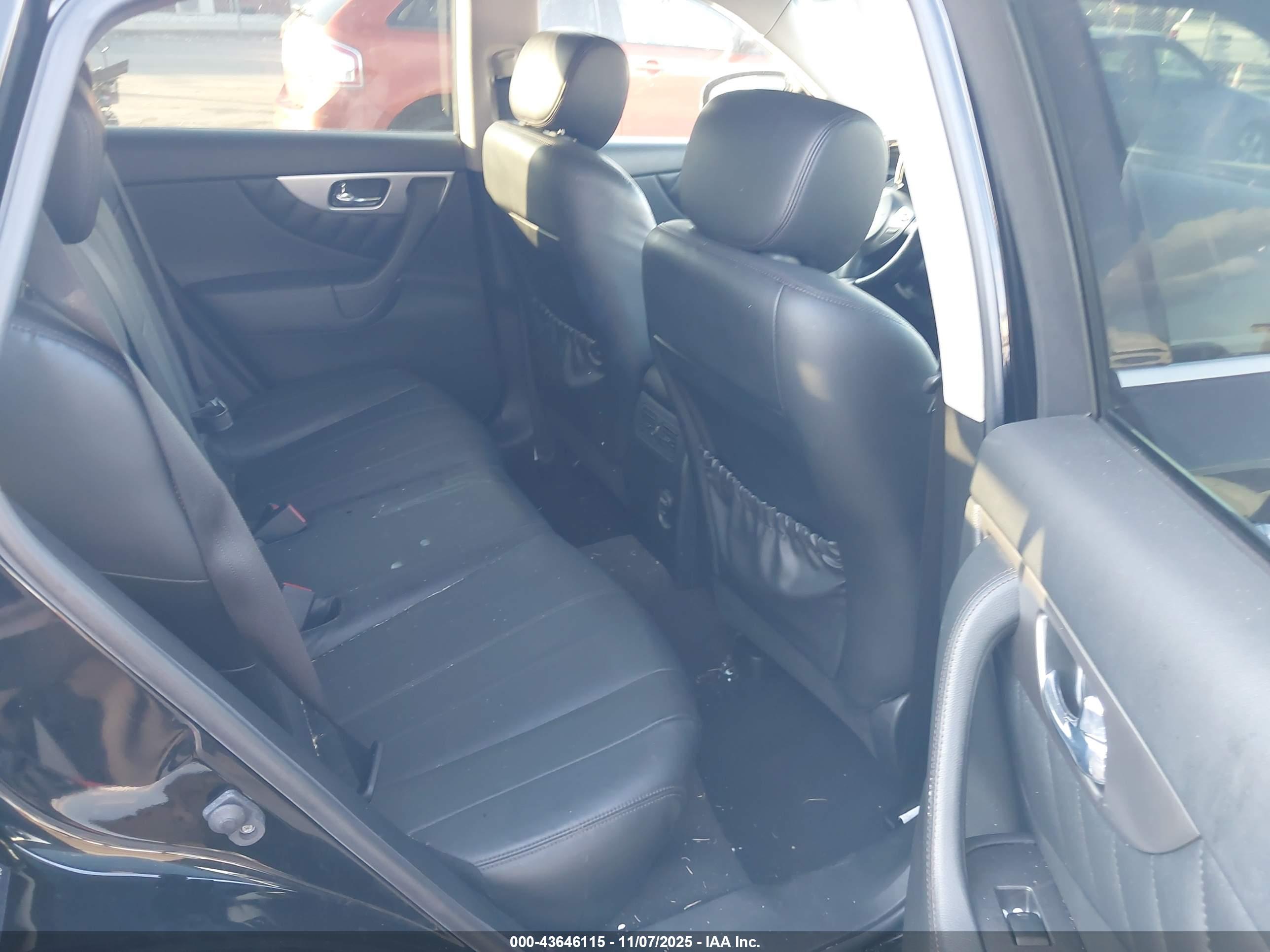 INFINITI QX70 image 8