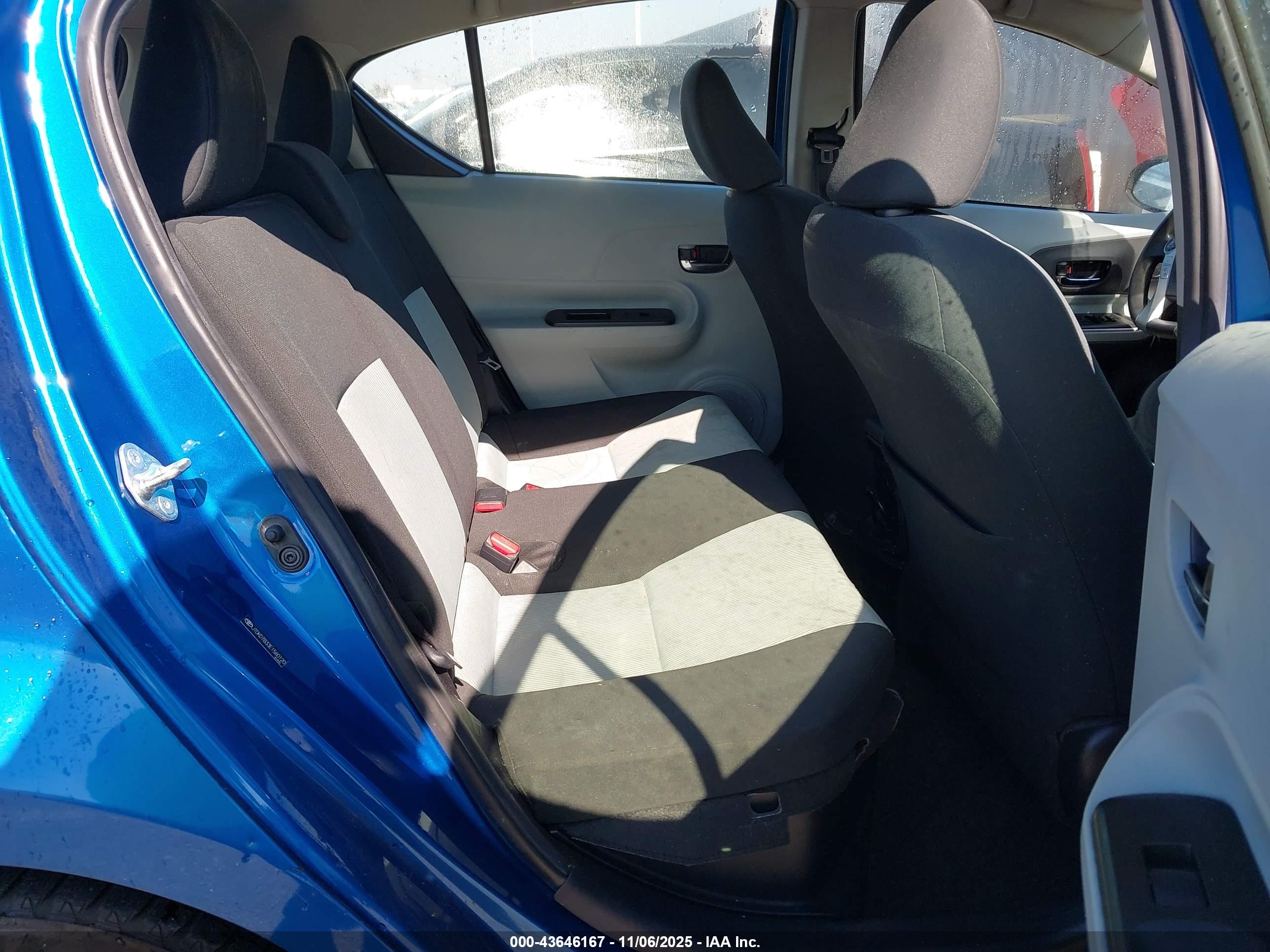 TOYOTA PRIUS image 8