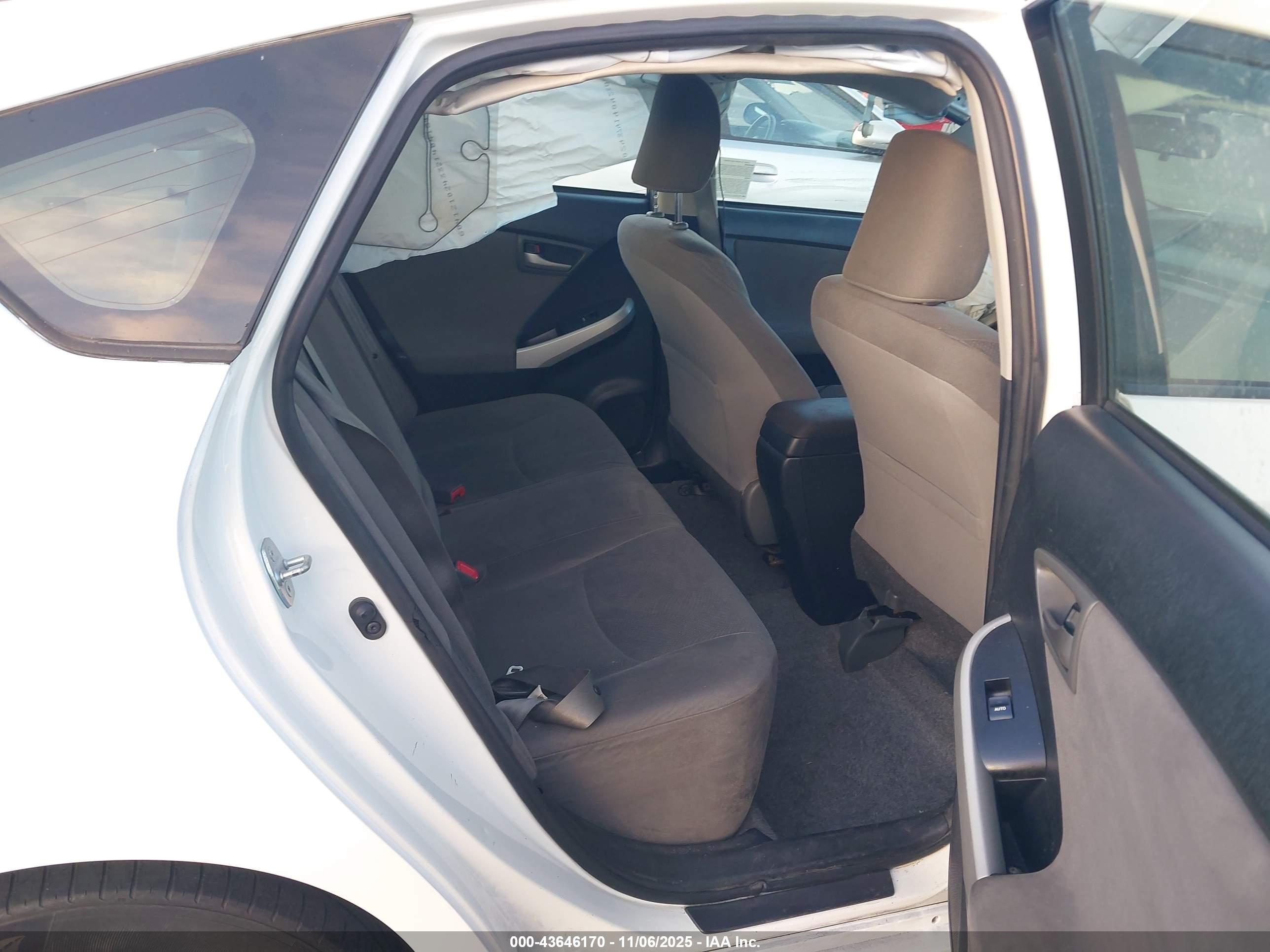 TOYOTA PRIUS image 8