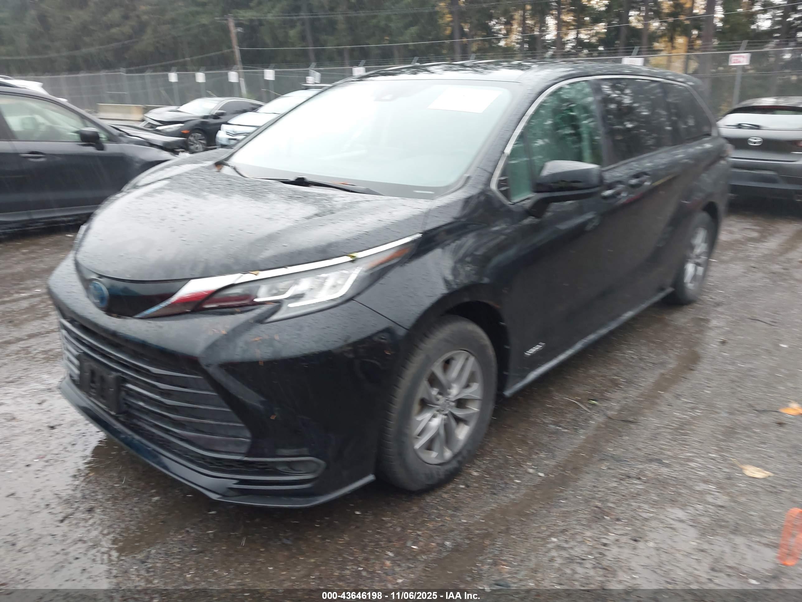 TOYOTA SIENNA image 2