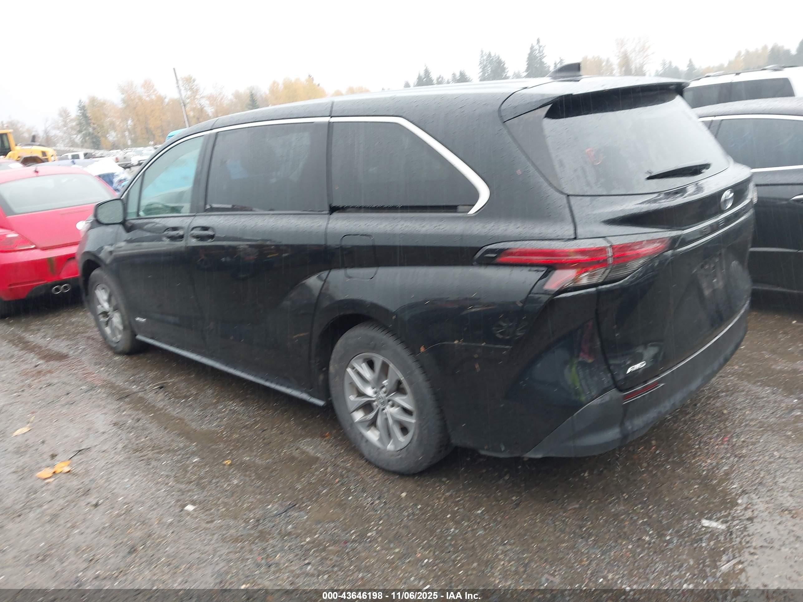 TOYOTA SIENNA image 3