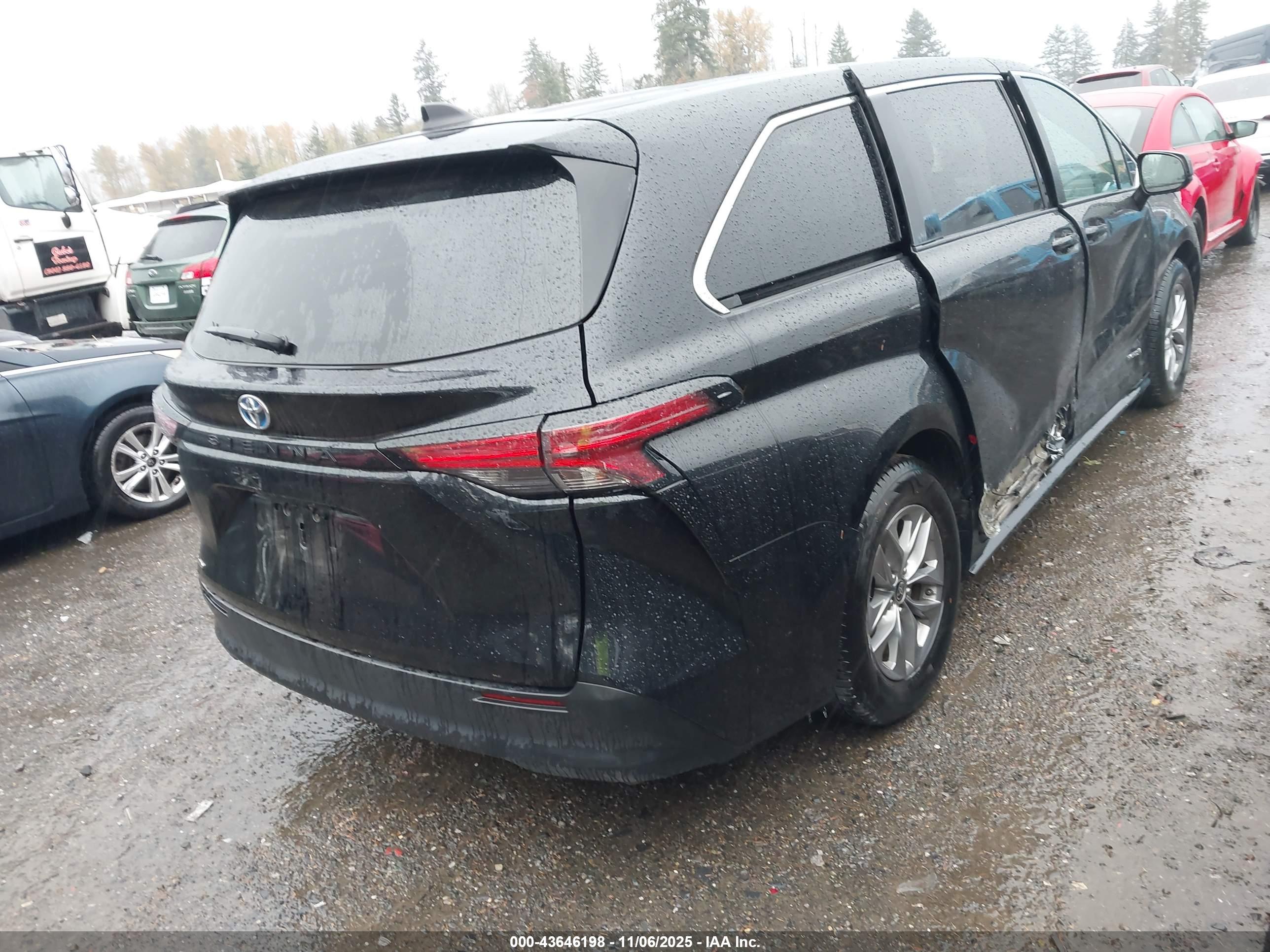 TOYOTA SIENNA image 4