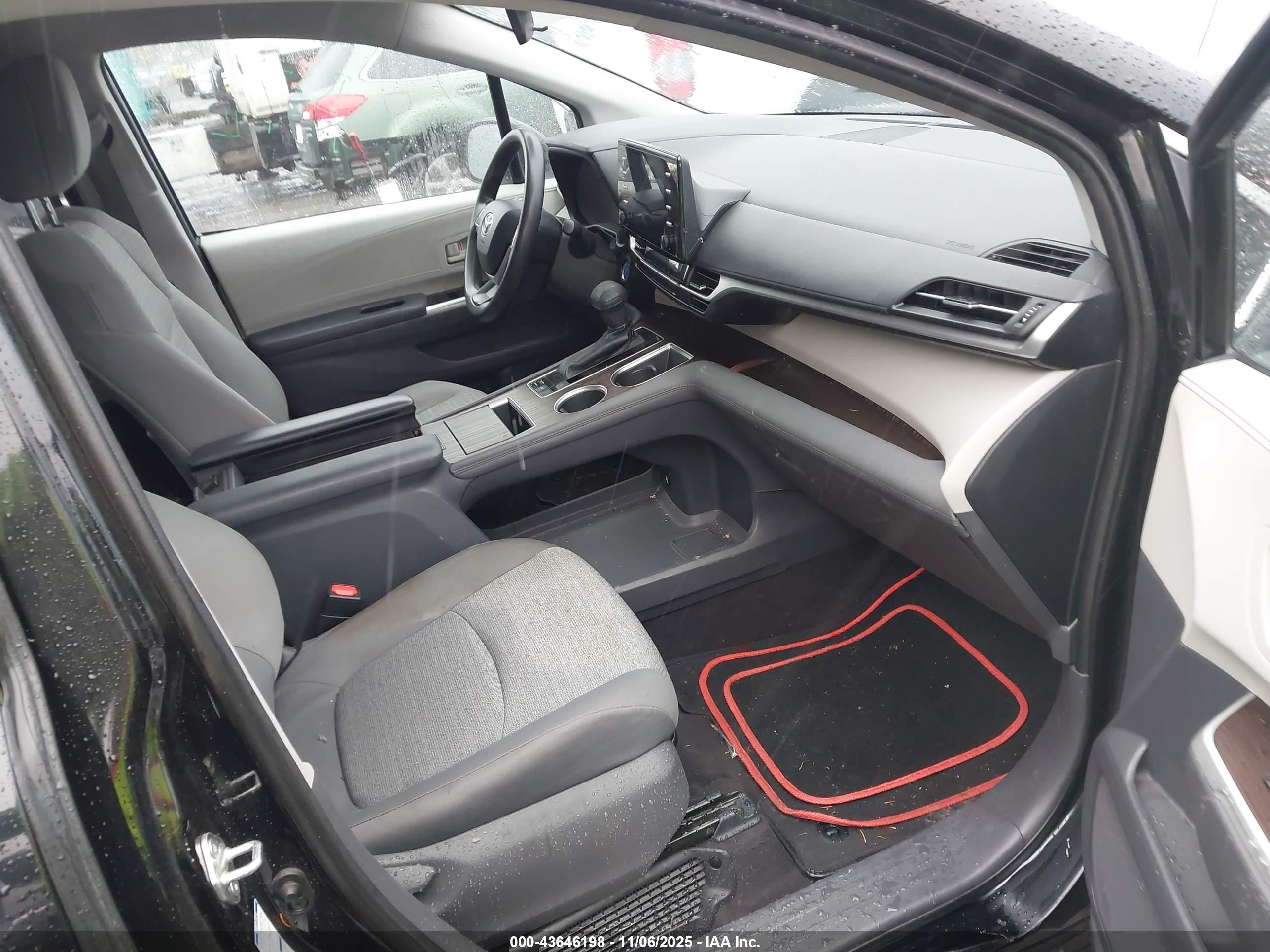 TOYOTA SIENNA image 5