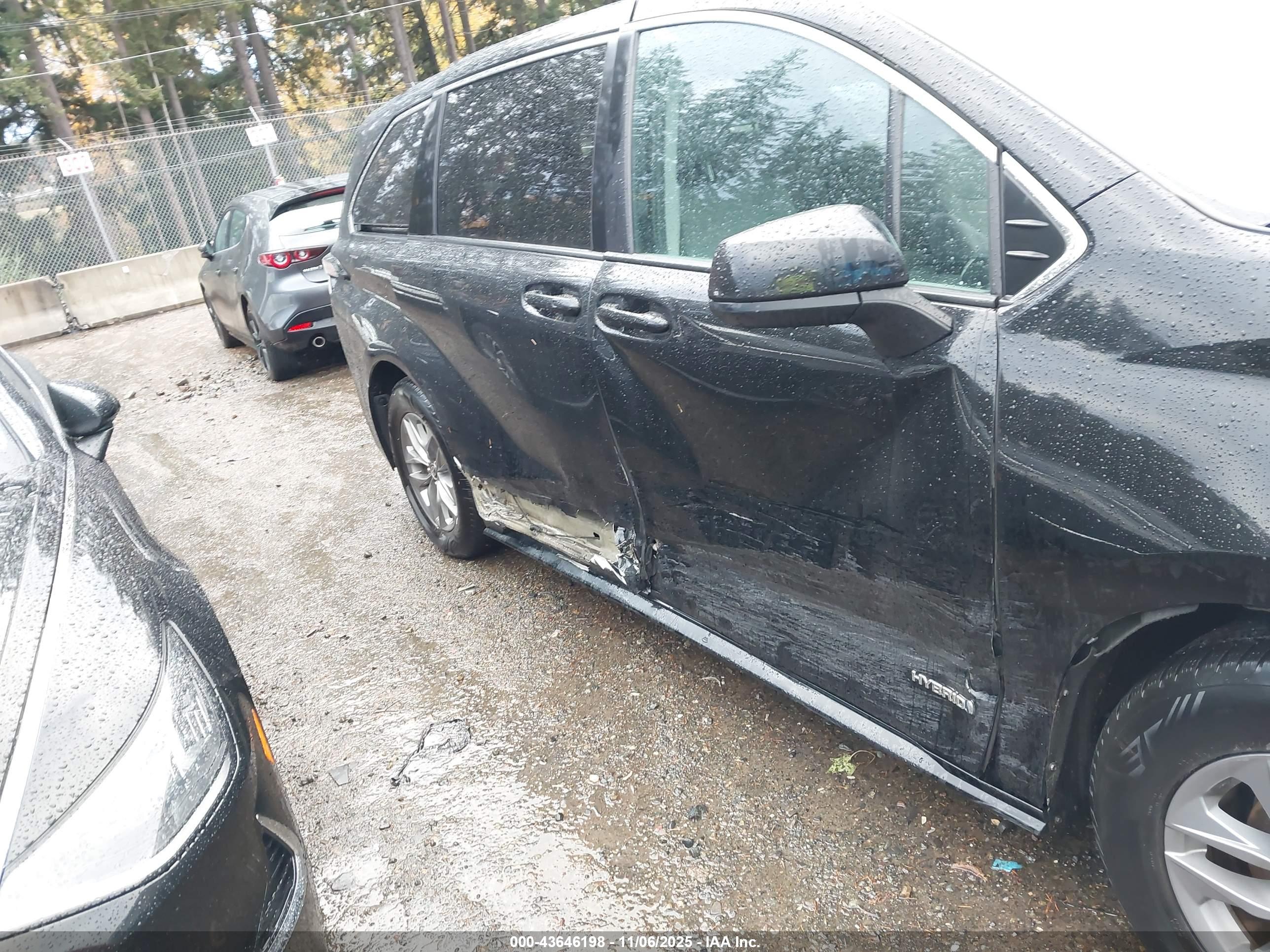TOYOTA SIENNA image 6