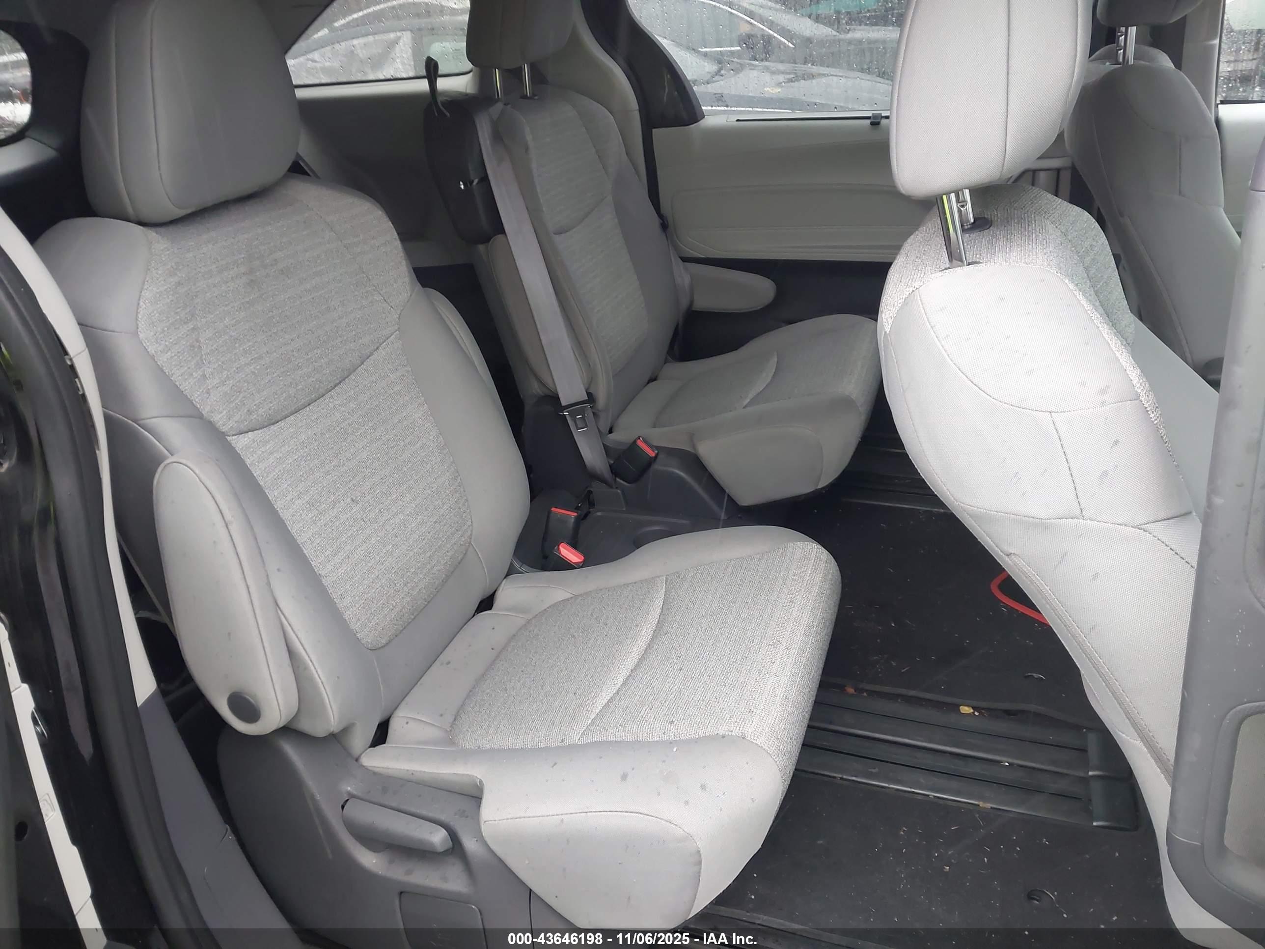 TOYOTA SIENNA image 8