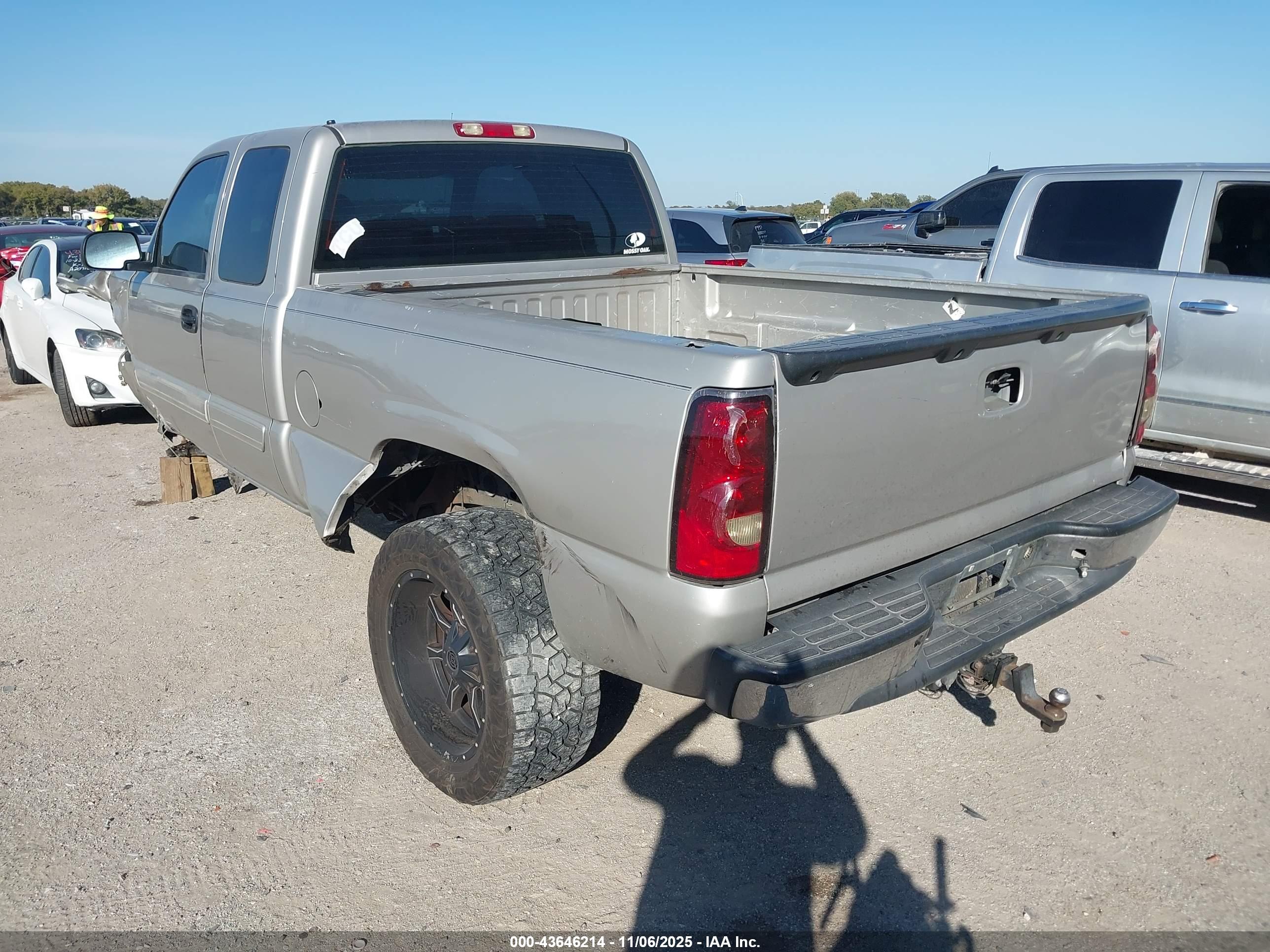 CHEVROLET SILVERADO image 3