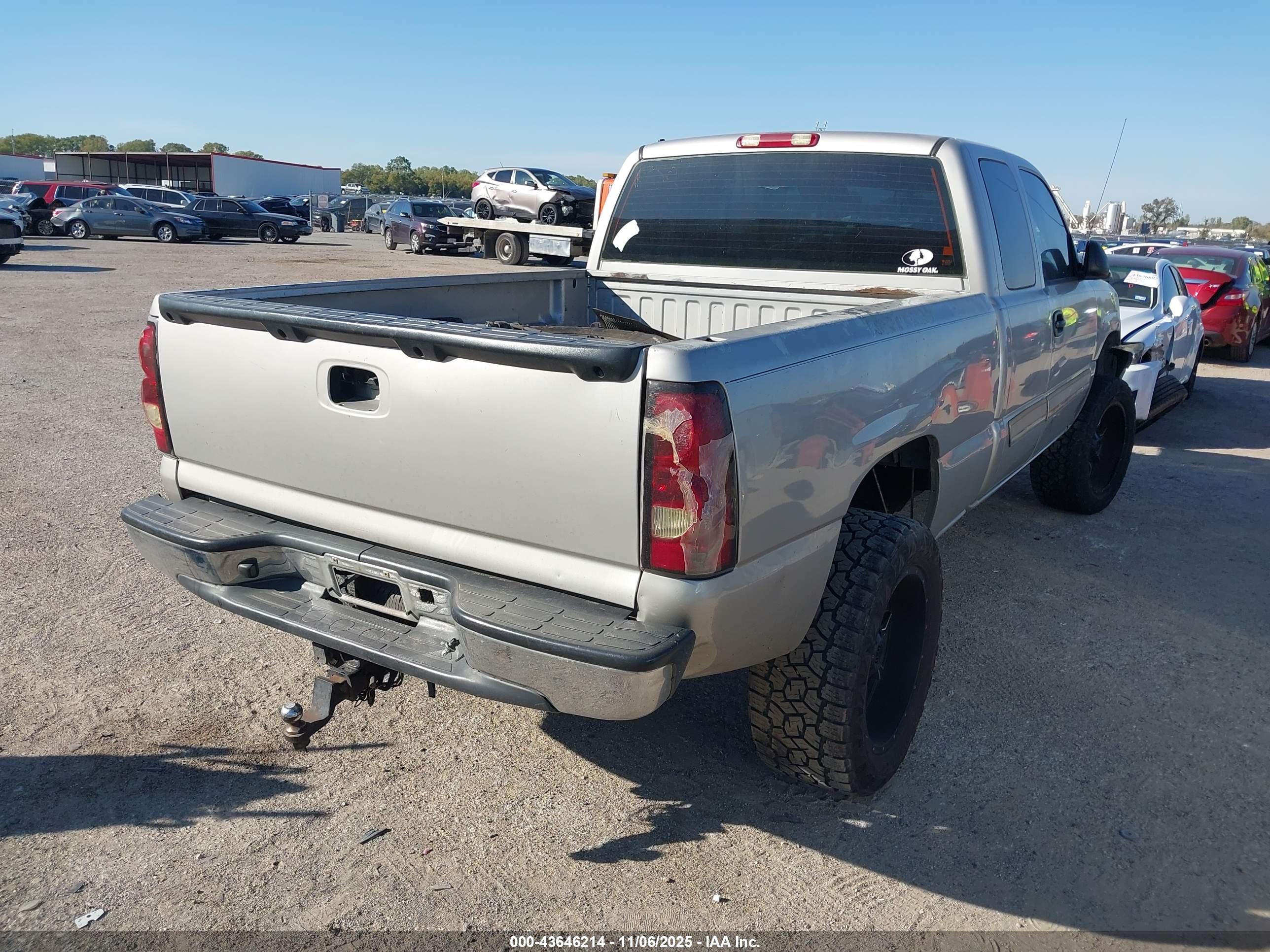 CHEVROLET SILVERADO image 4
