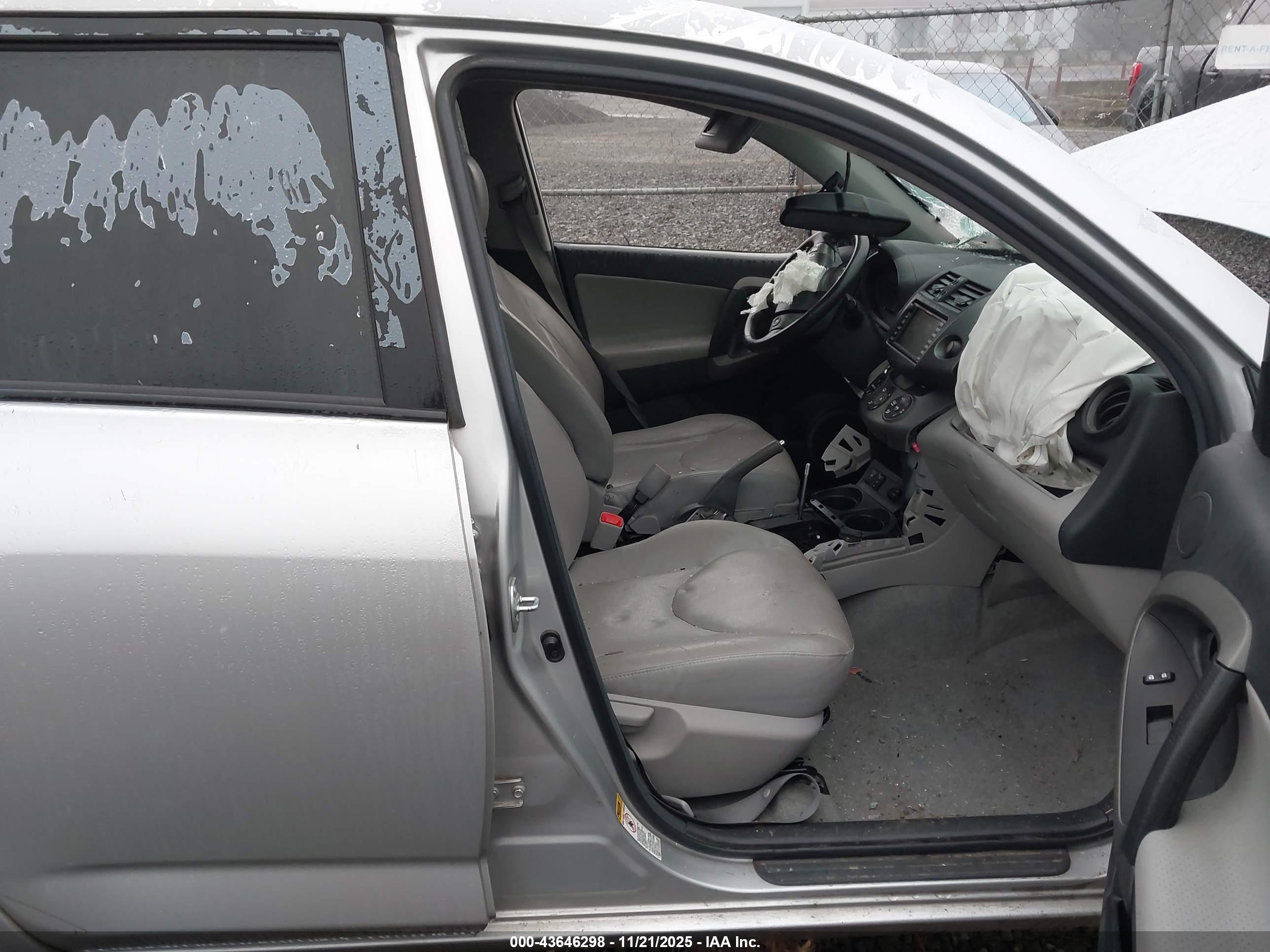 TOYOTA RAV4 image 5