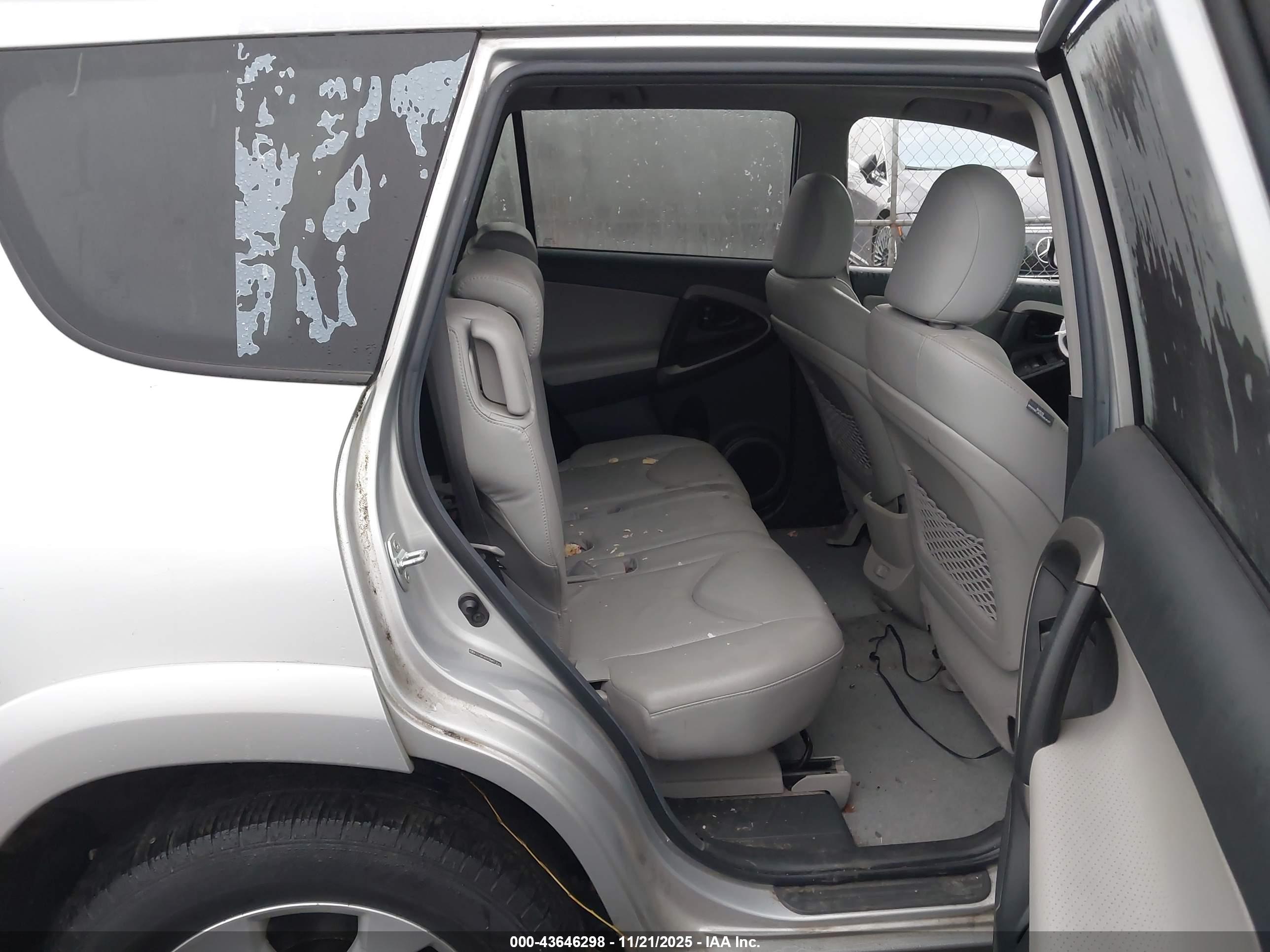 TOYOTA RAV4 image 8