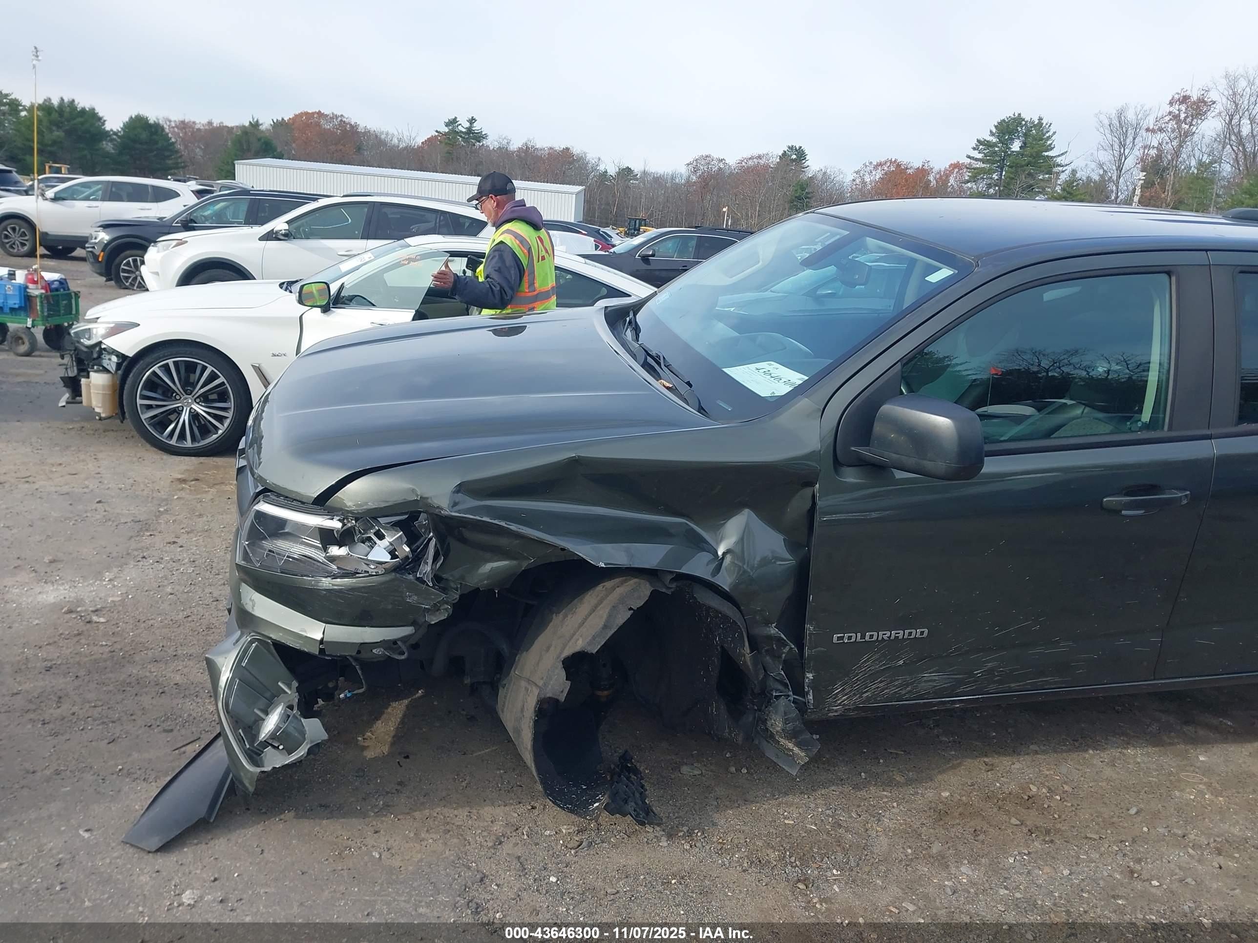 CHEVROLET COLORADO image 6