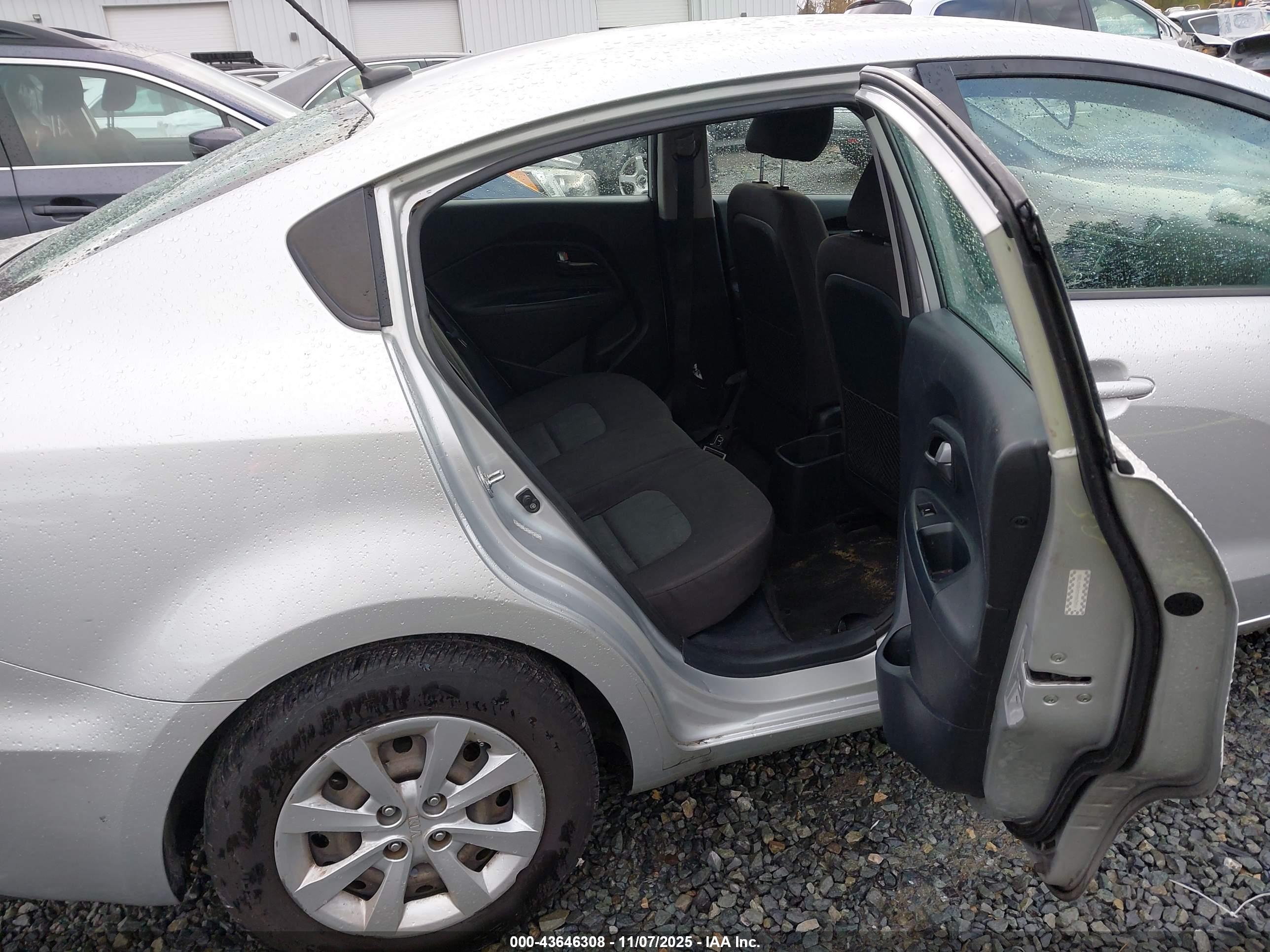 KIA RIO image 8
