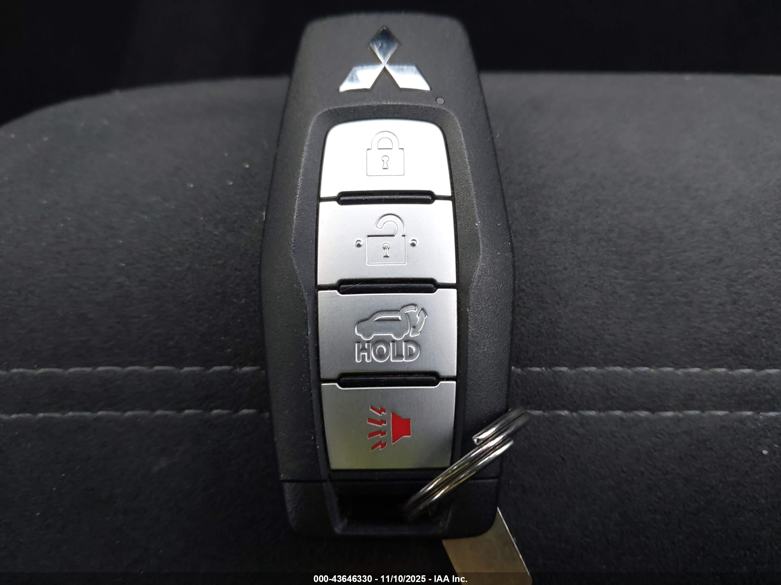 MITSUBISHI OUTLANDER image 11