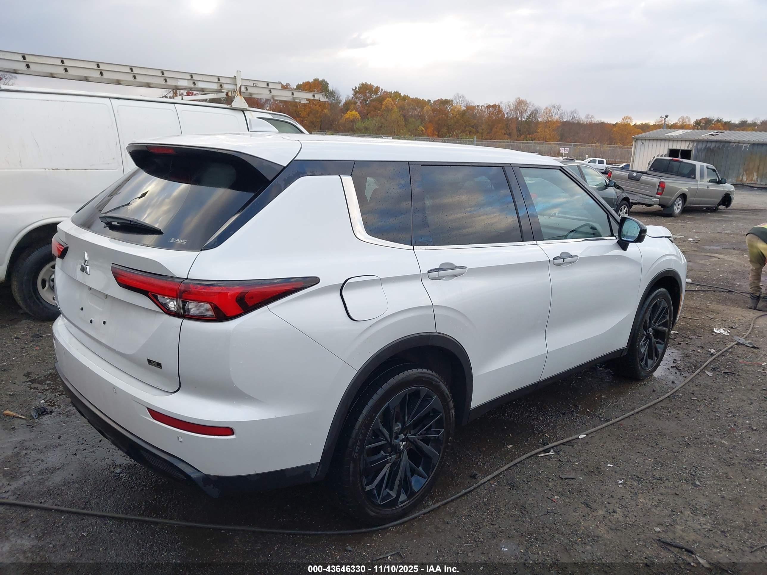 MITSUBISHI OUTLANDER image 4