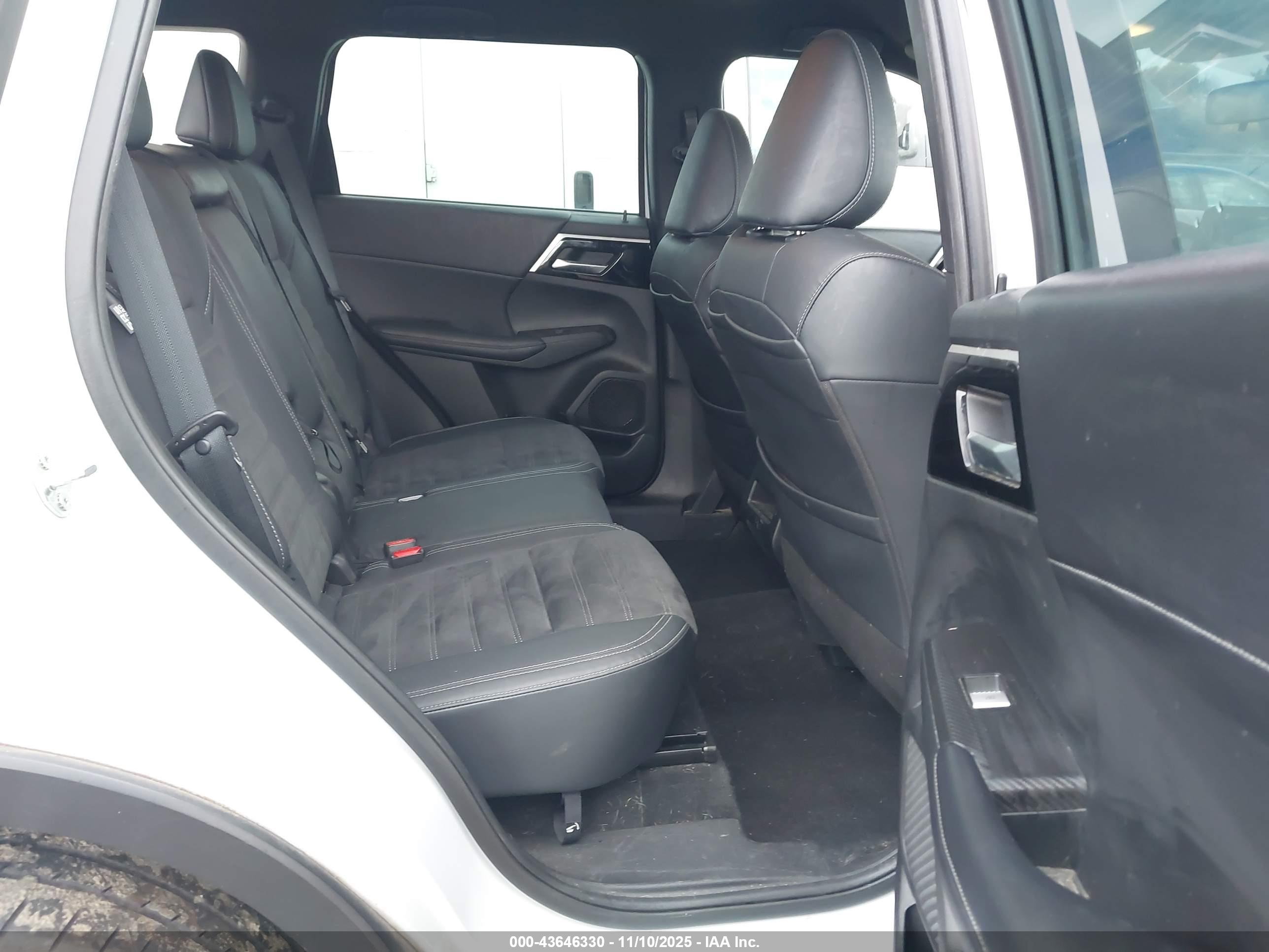 MITSUBISHI OUTLANDER image 8