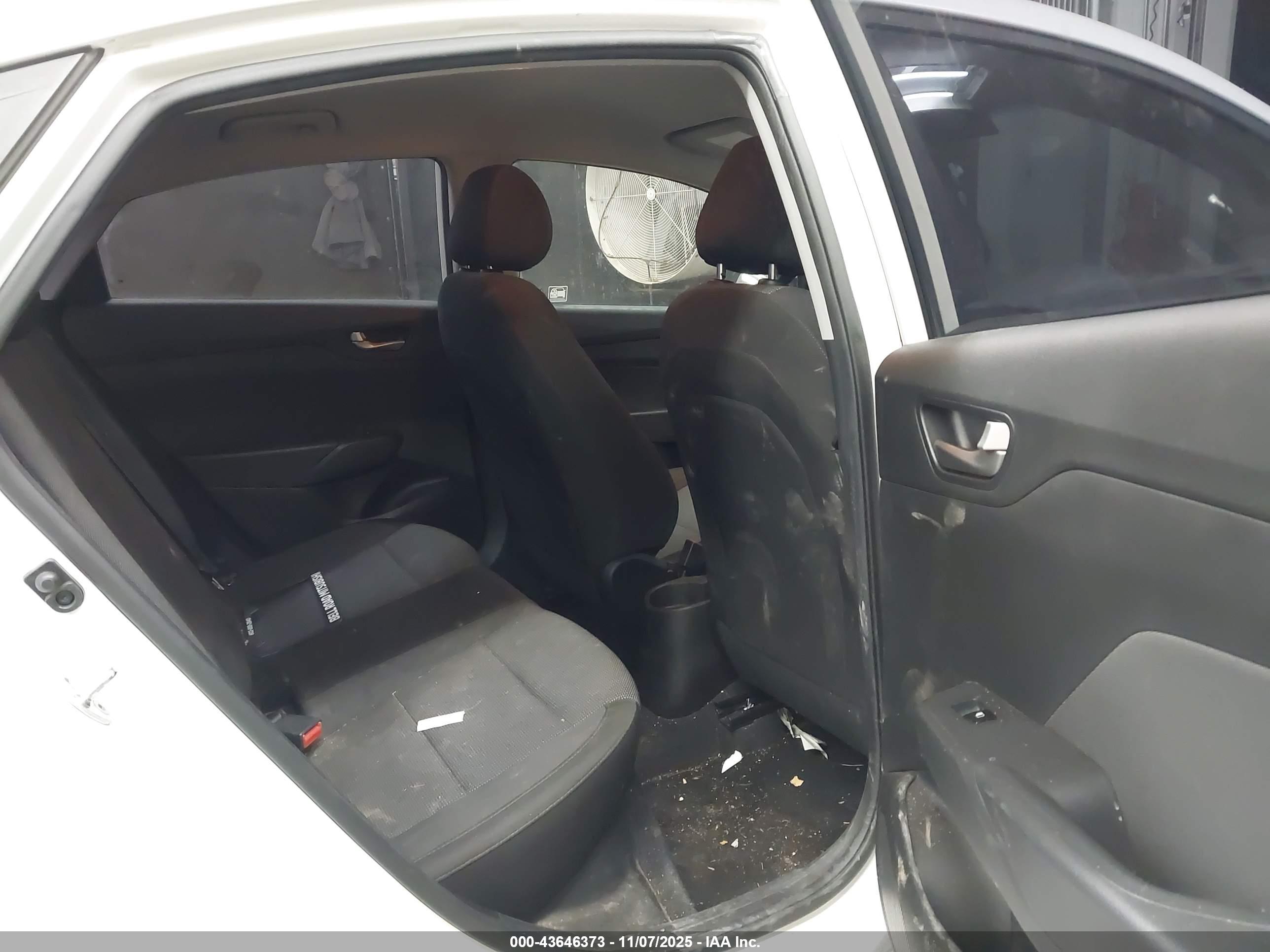 HYUNDAI ACCENT image 8