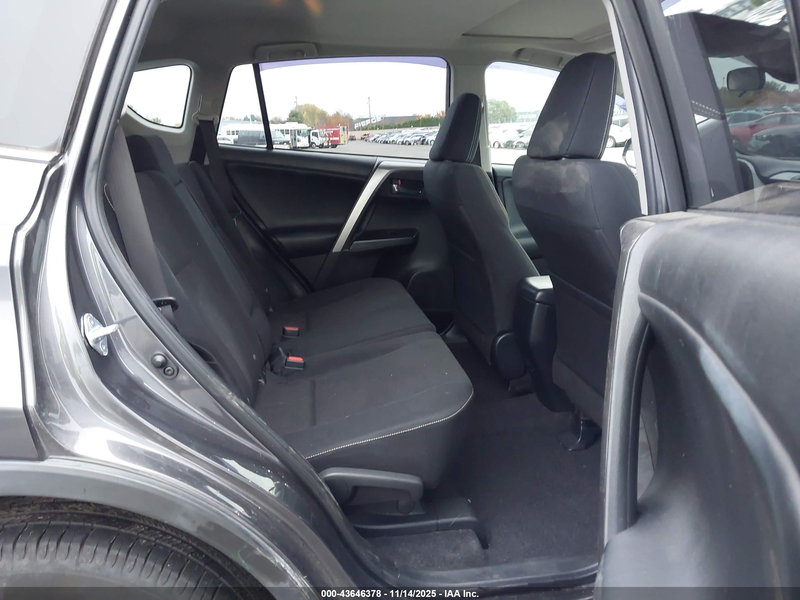 TOYOTA RAV4 image 8