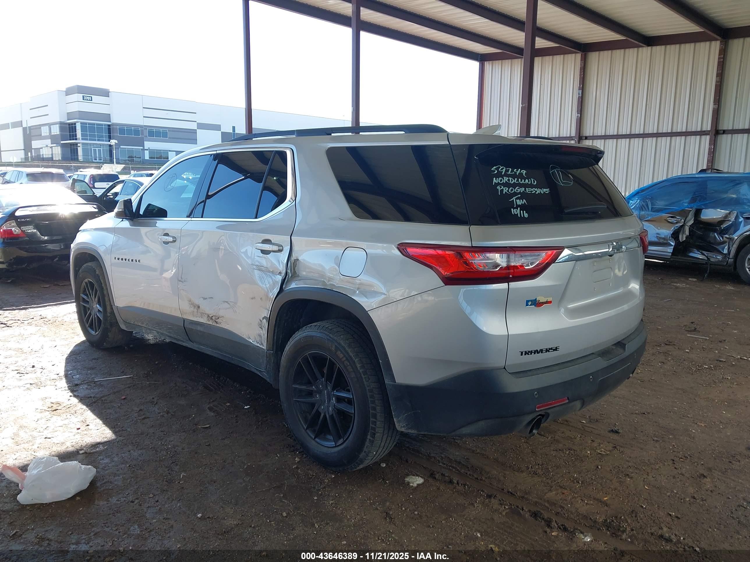 CHEVROLET TRAVERSE image 3