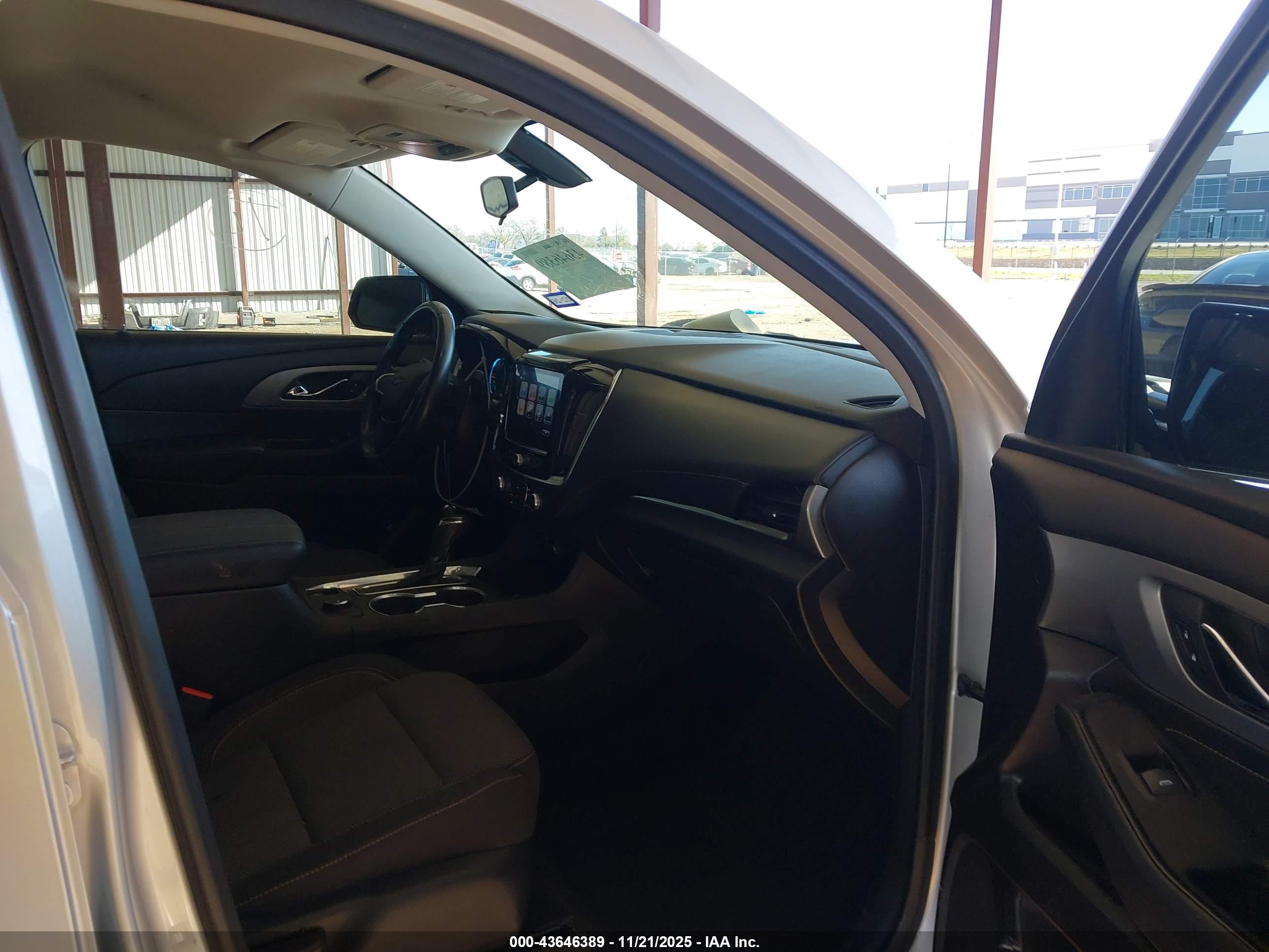 CHEVROLET TRAVERSE image 5