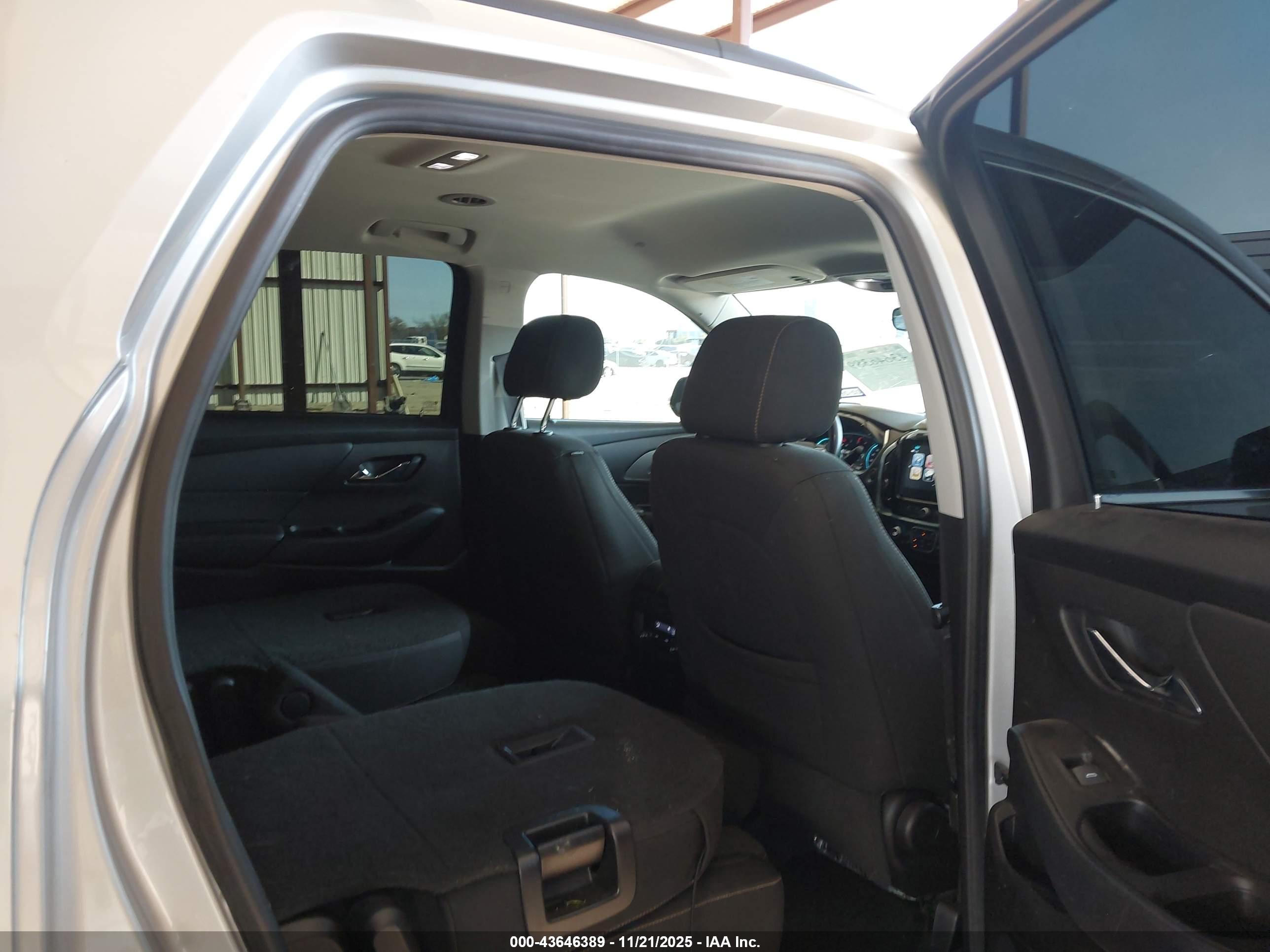 CHEVROLET TRAVERSE image 8