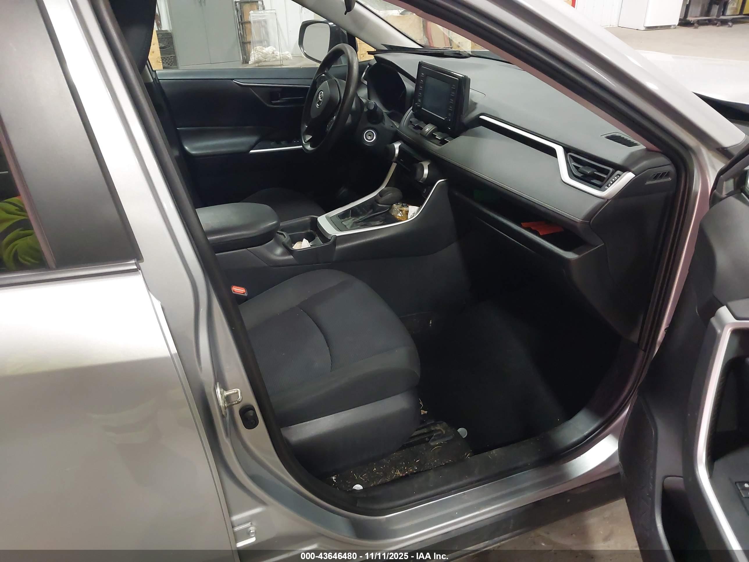 TOYOTA RAV4 image 5