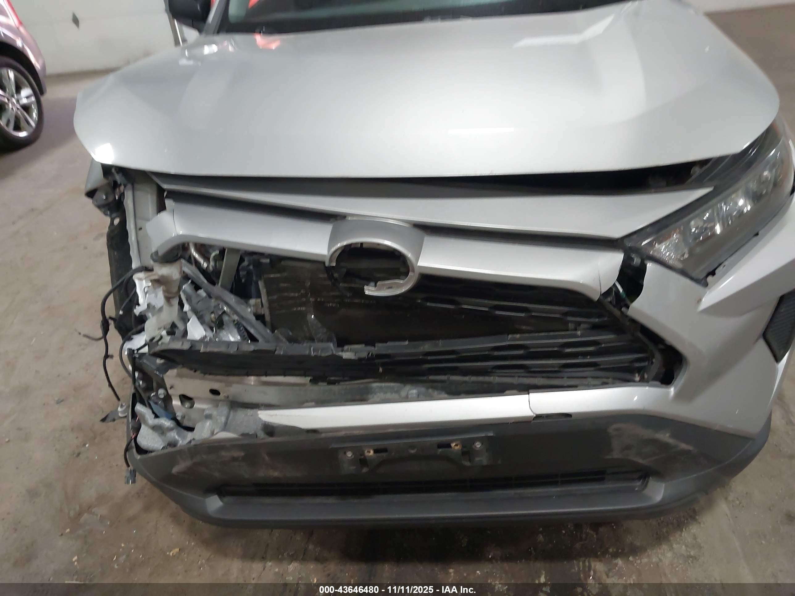 TOYOTA RAV4 image 6