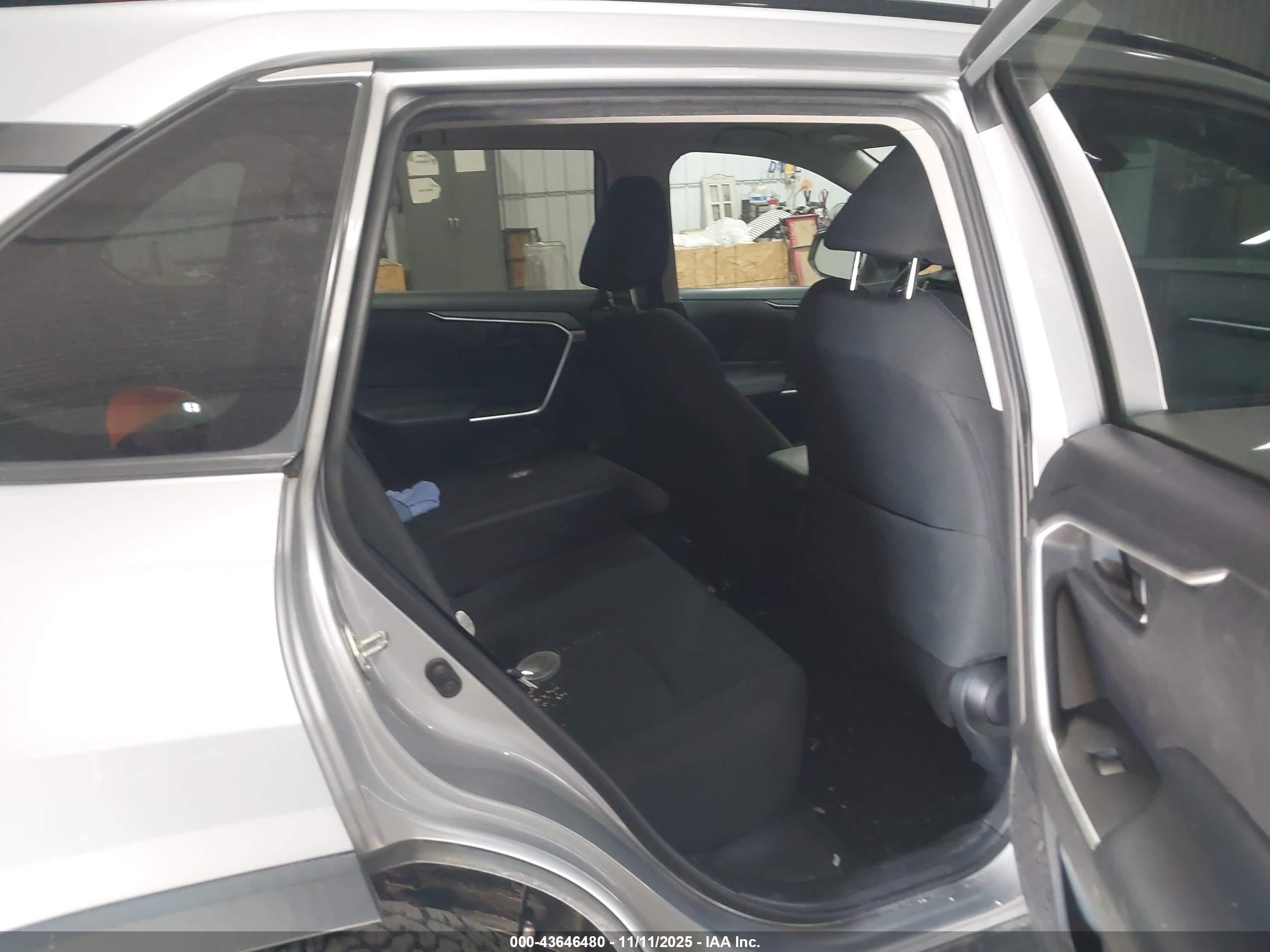 TOYOTA RAV4 image 8