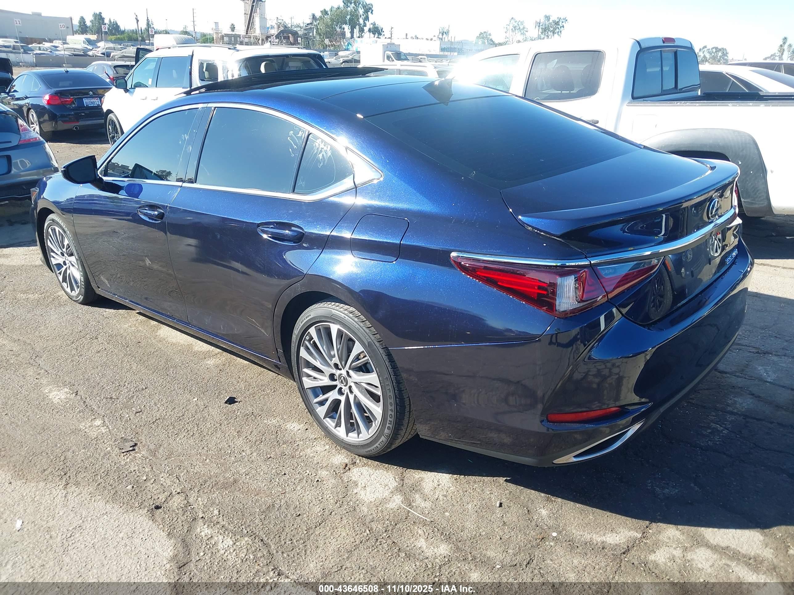 LEXUS ES image 3