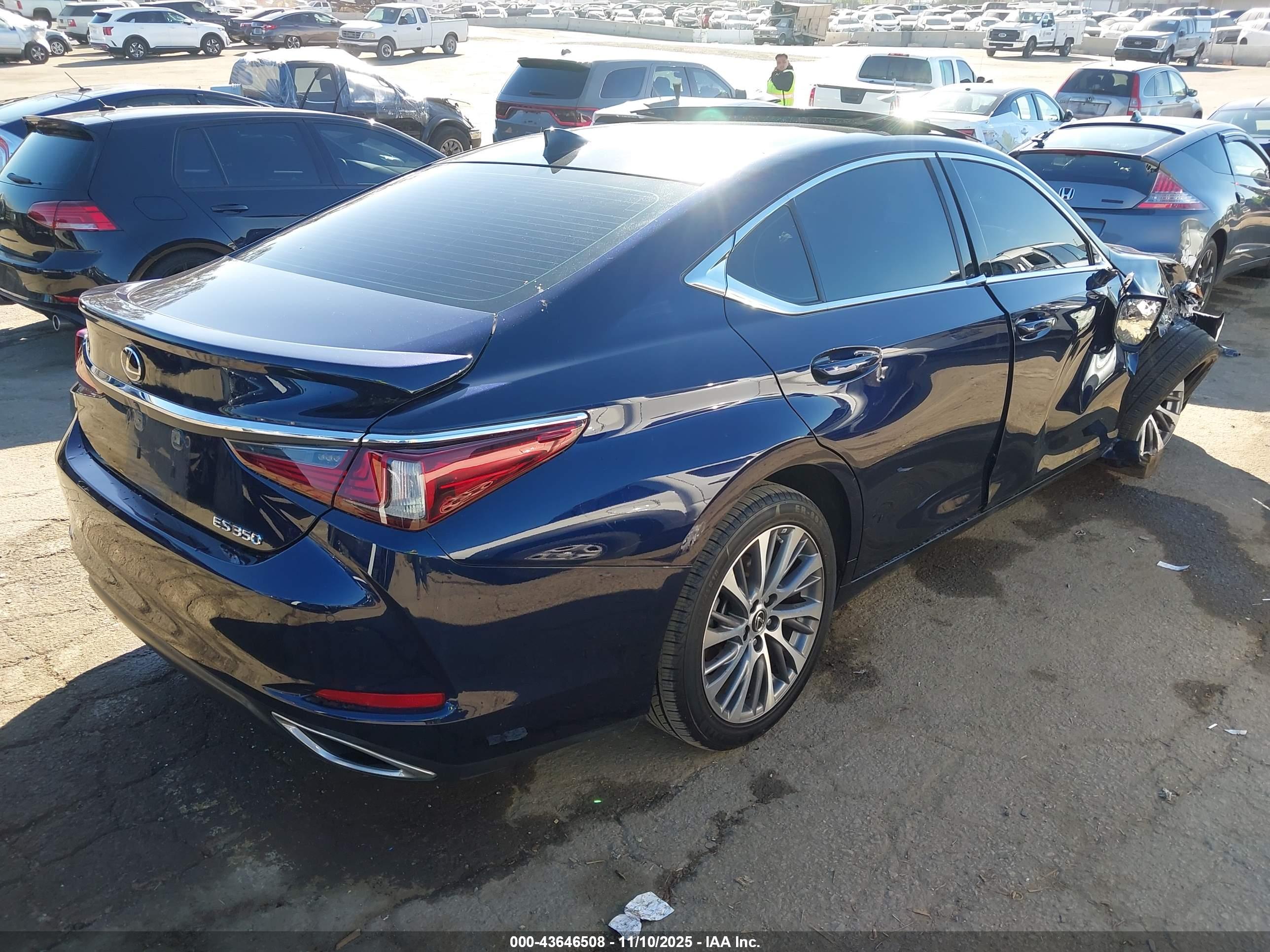 LEXUS ES image 4