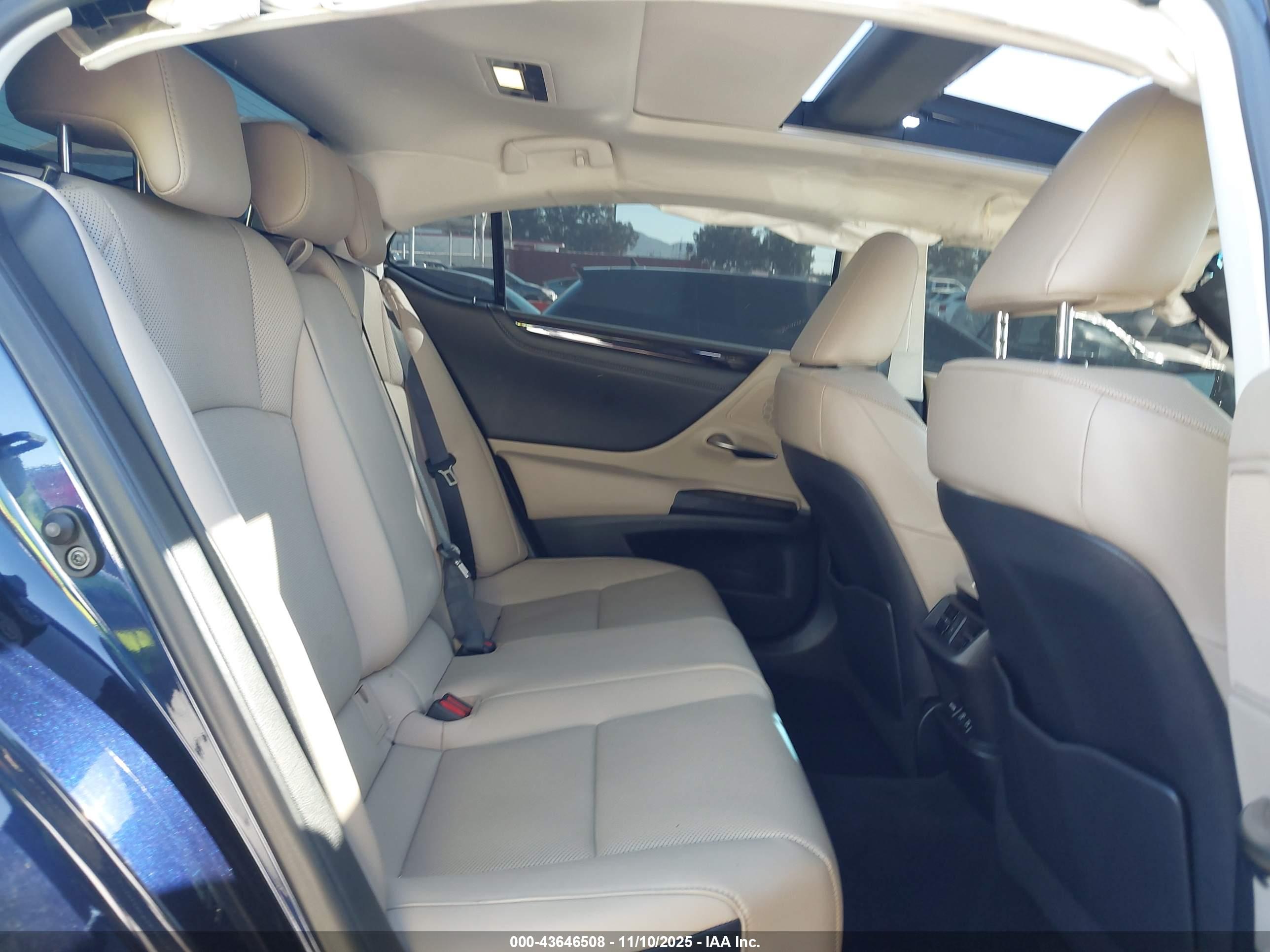 LEXUS ES image 8