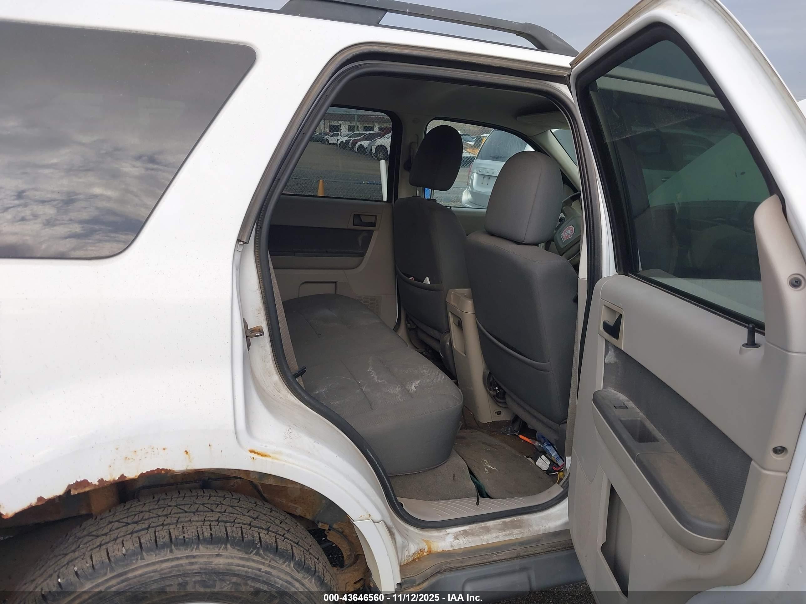 FORD ESCAPE image 8