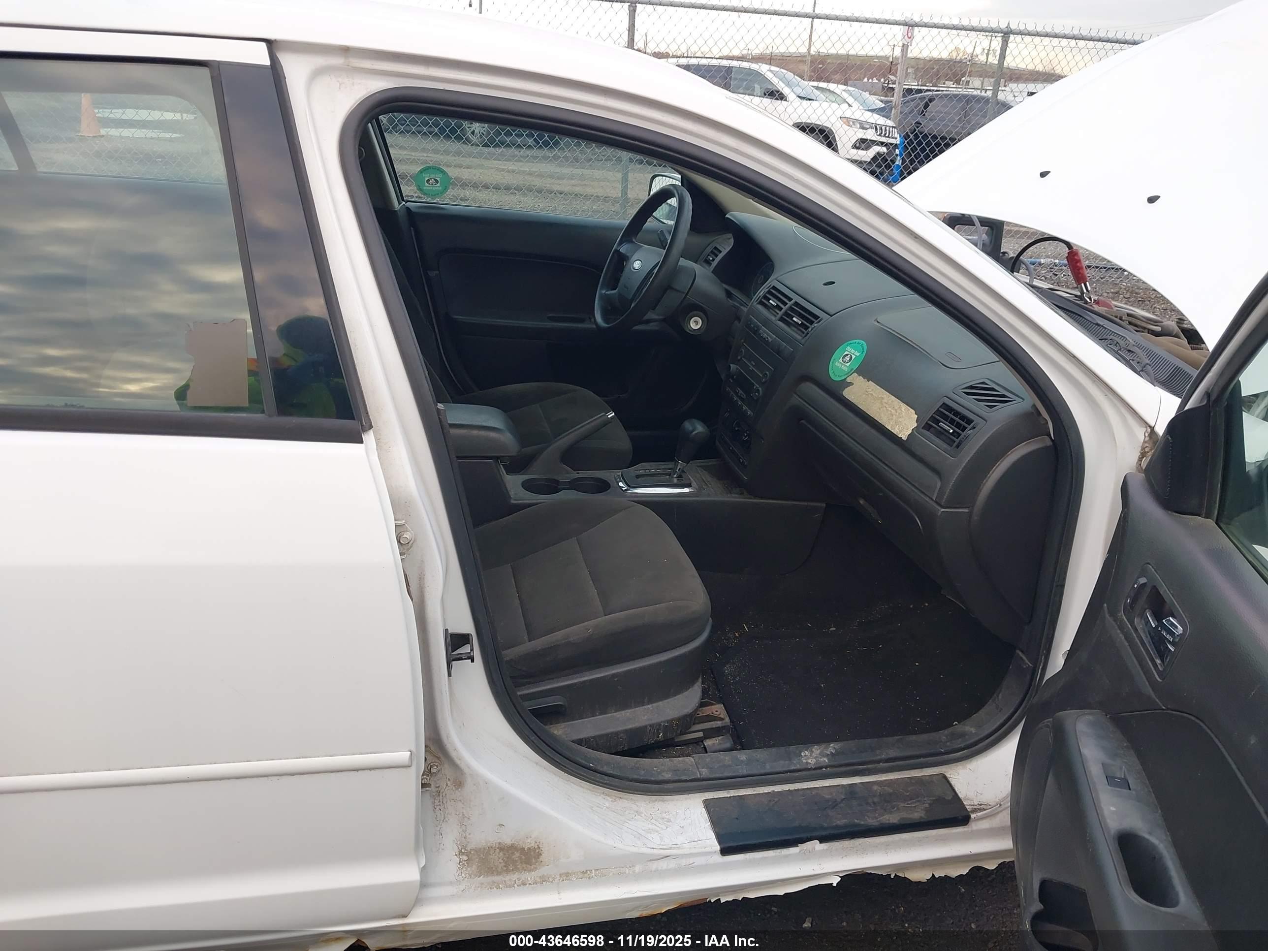 FORD FUSION image 5