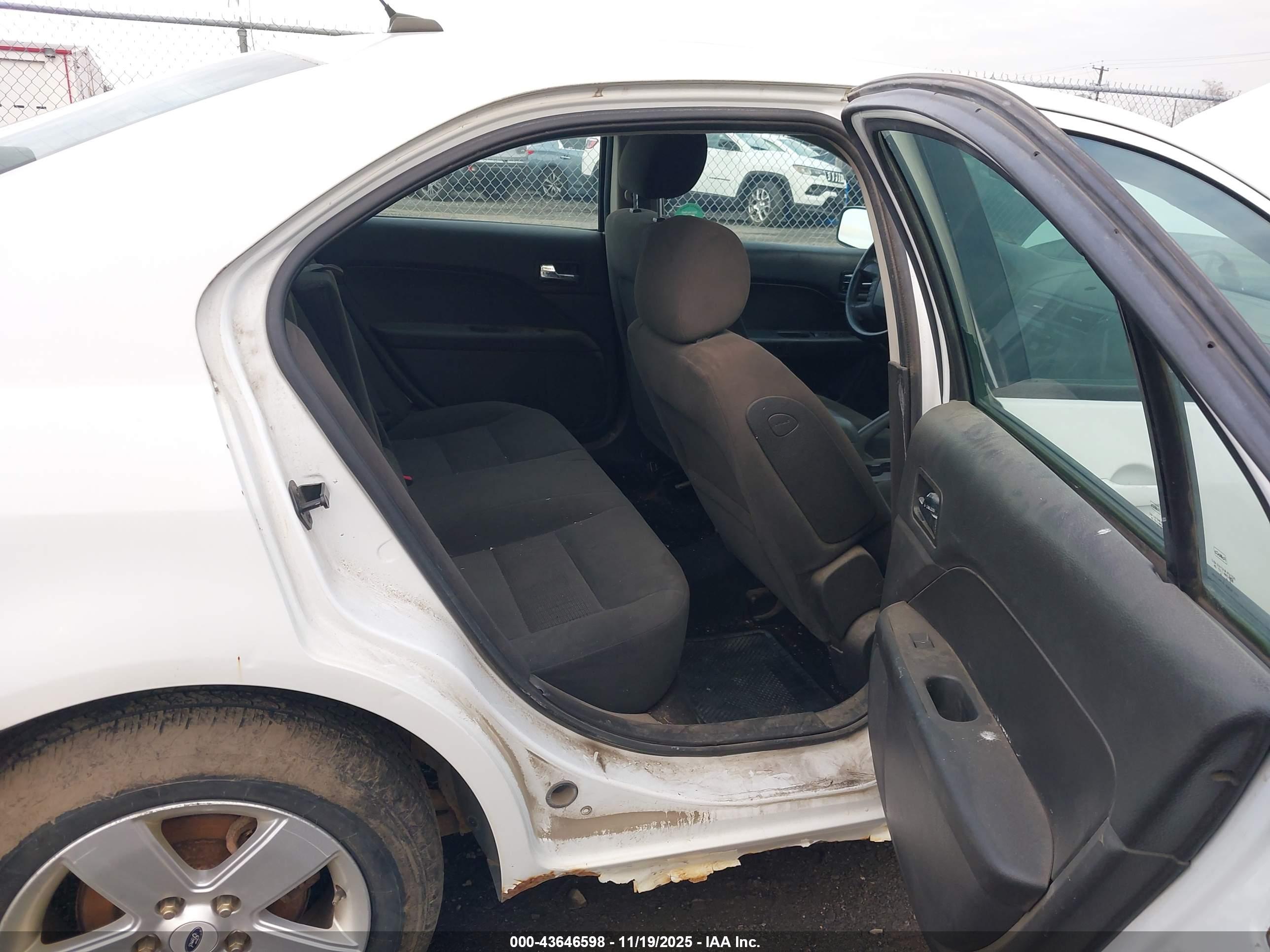 FORD FUSION image 8