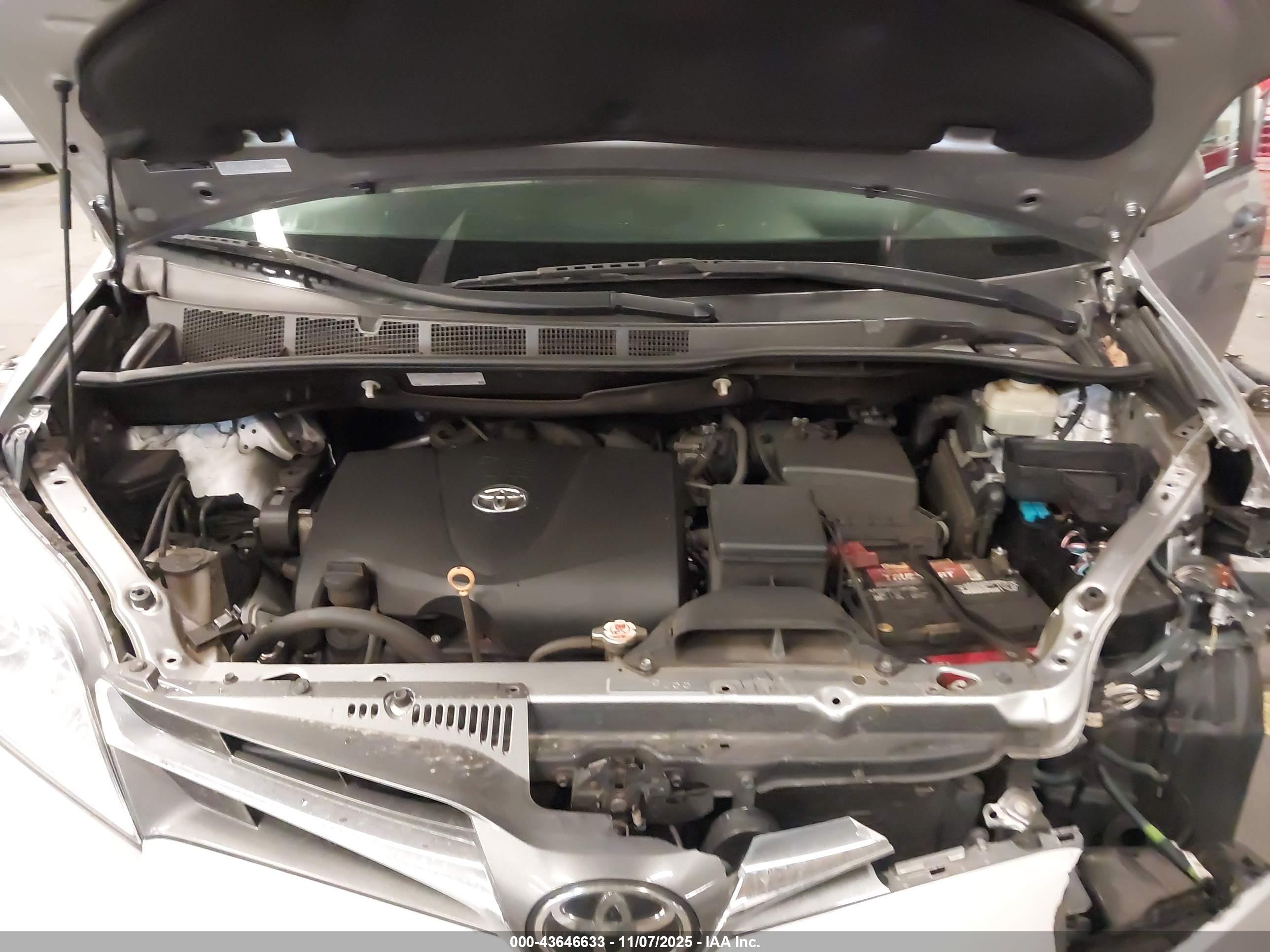 TOYOTA SIENNA image 10