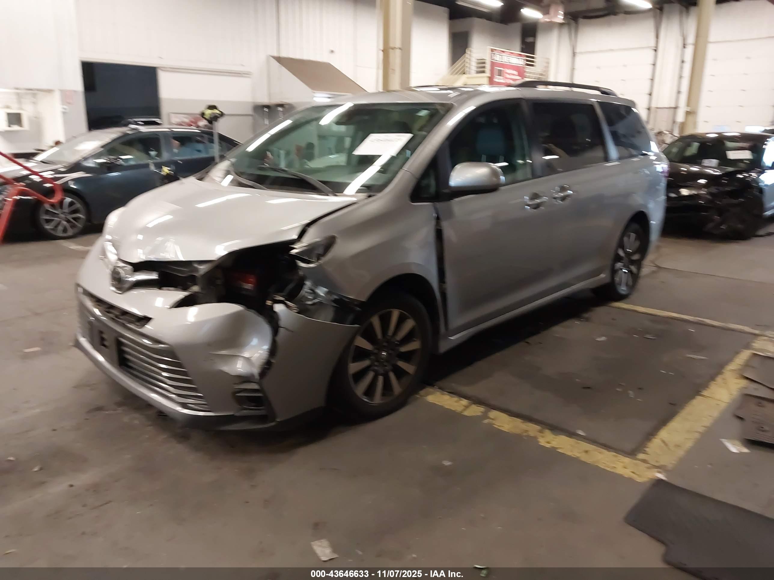 TOYOTA SIENNA image 2