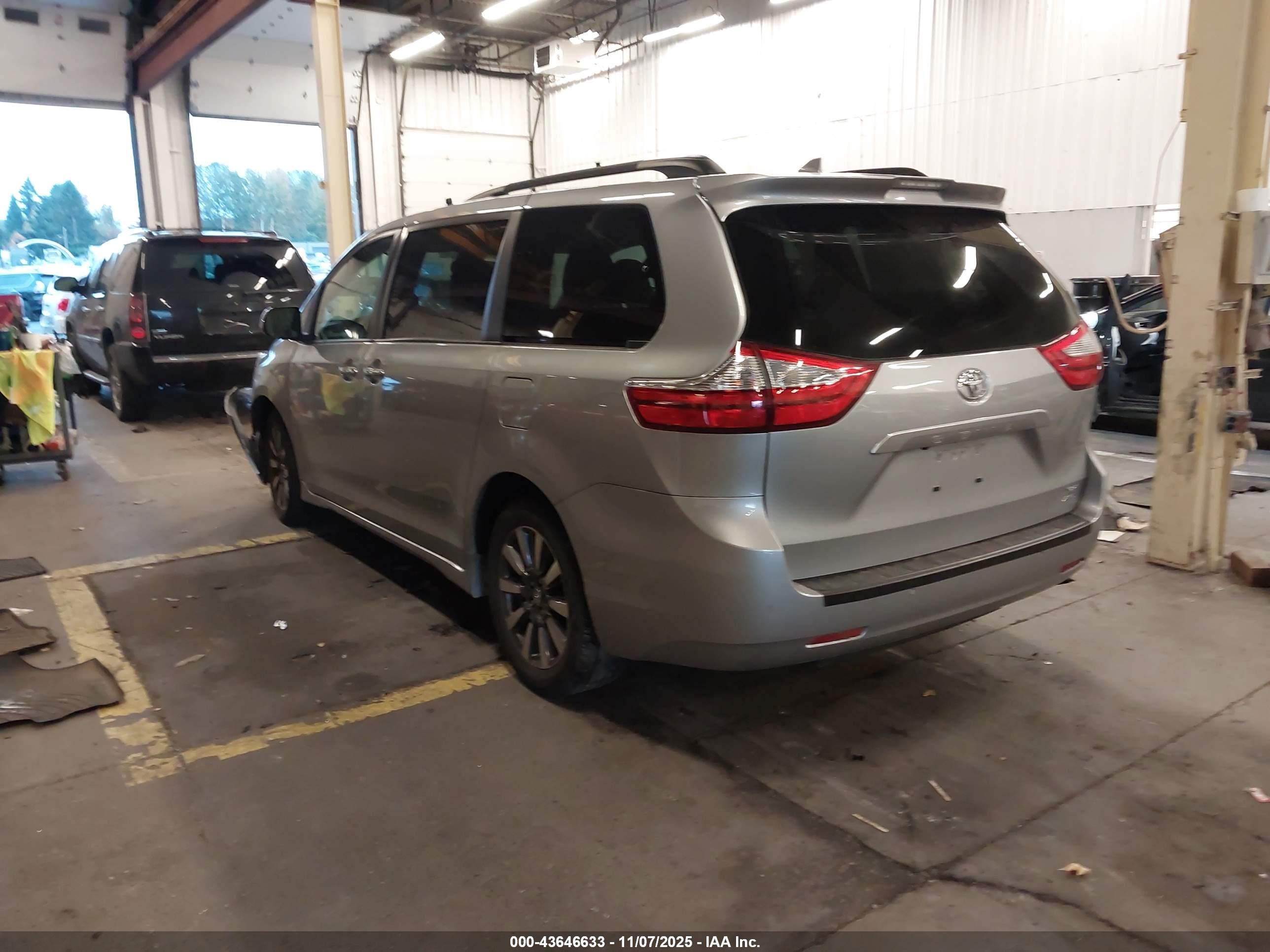 TOYOTA SIENNA image 3