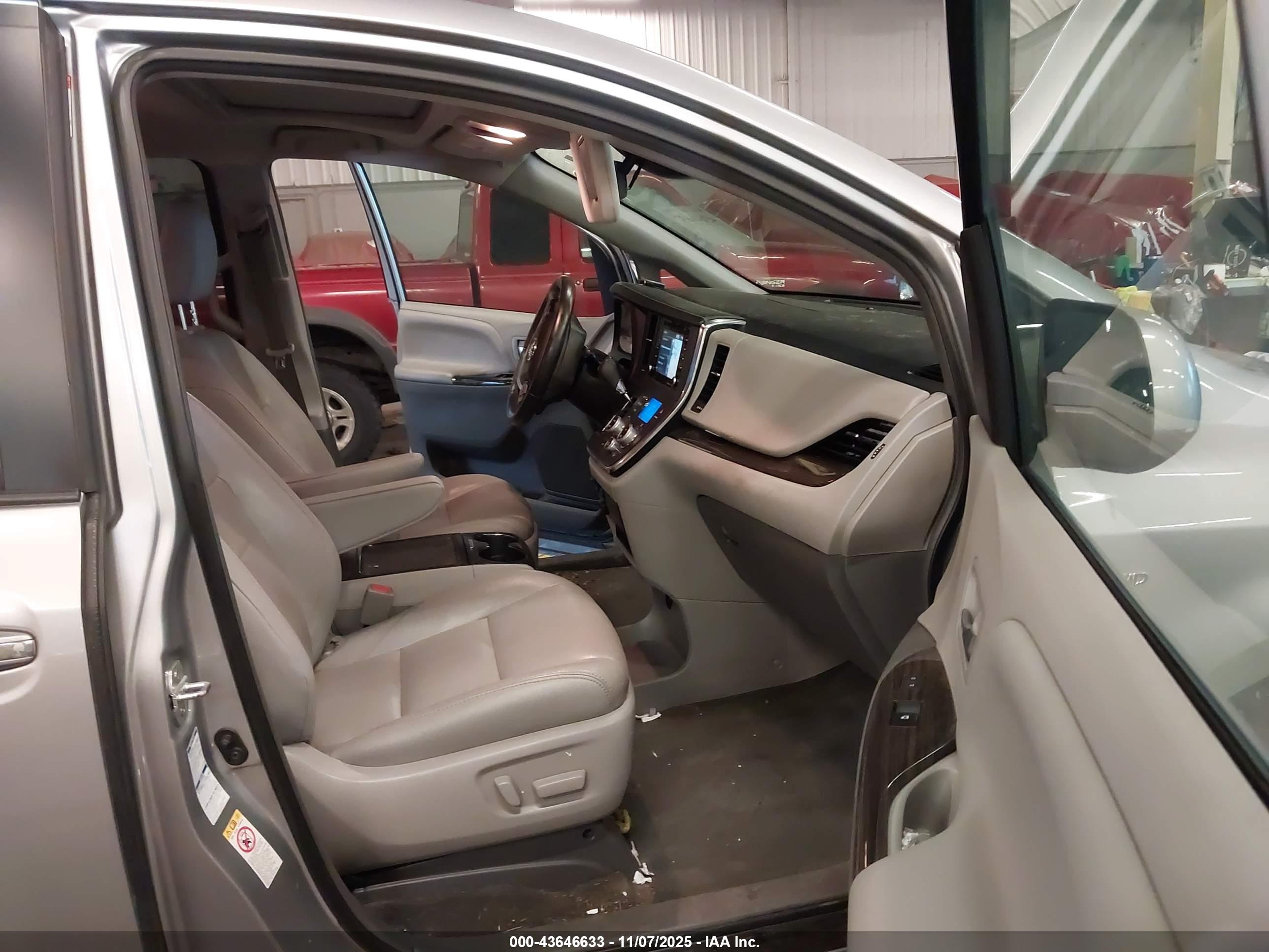 TOYOTA SIENNA image 5