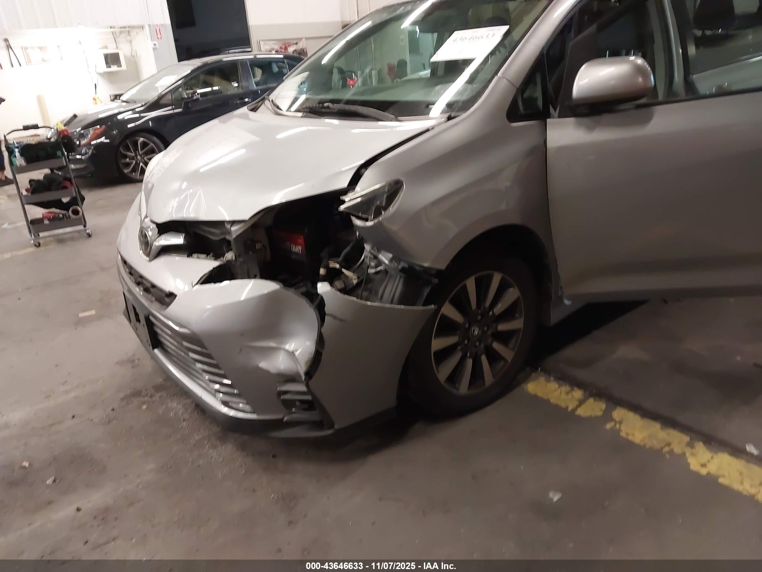TOYOTA SIENNA image 6