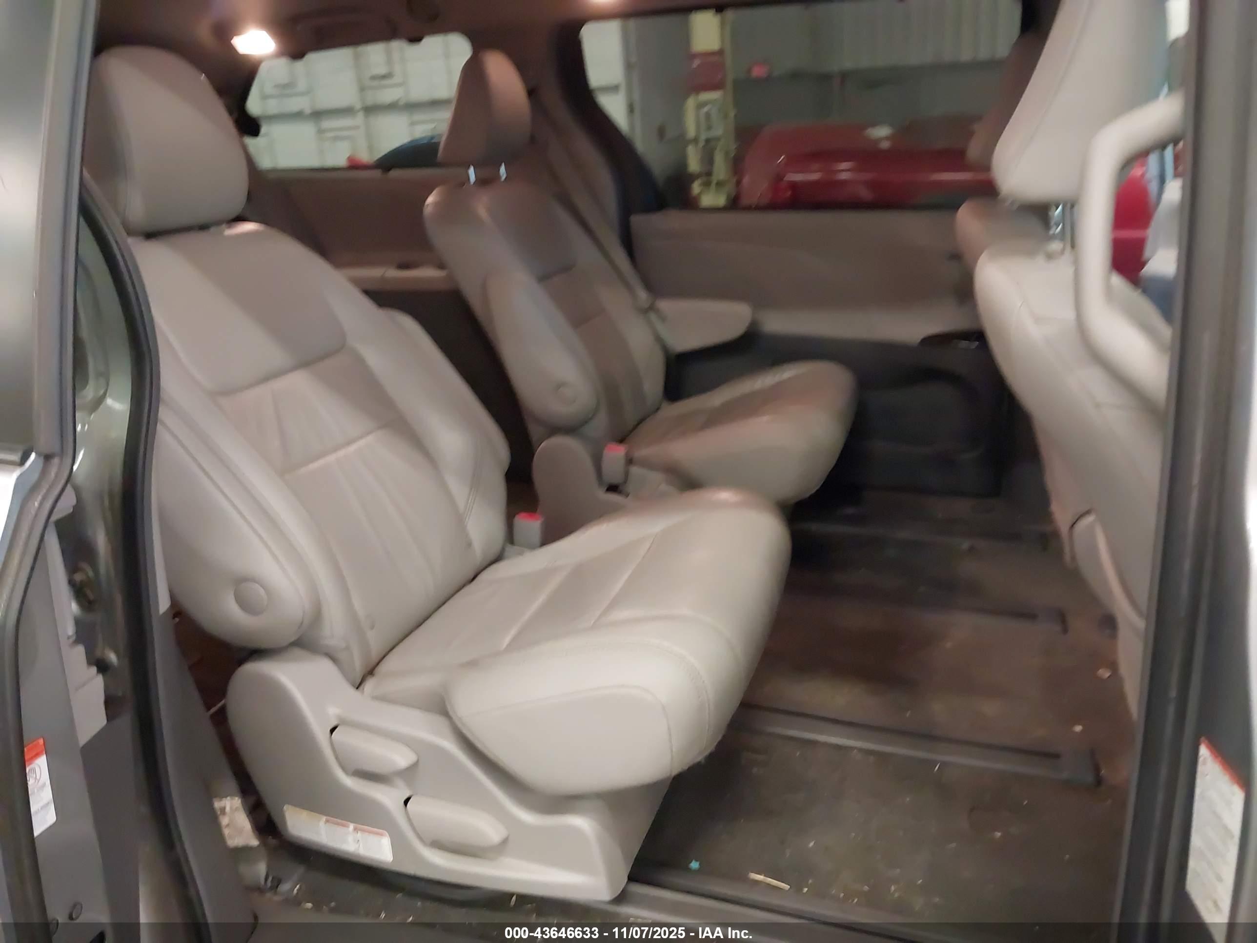 TOYOTA SIENNA image 8