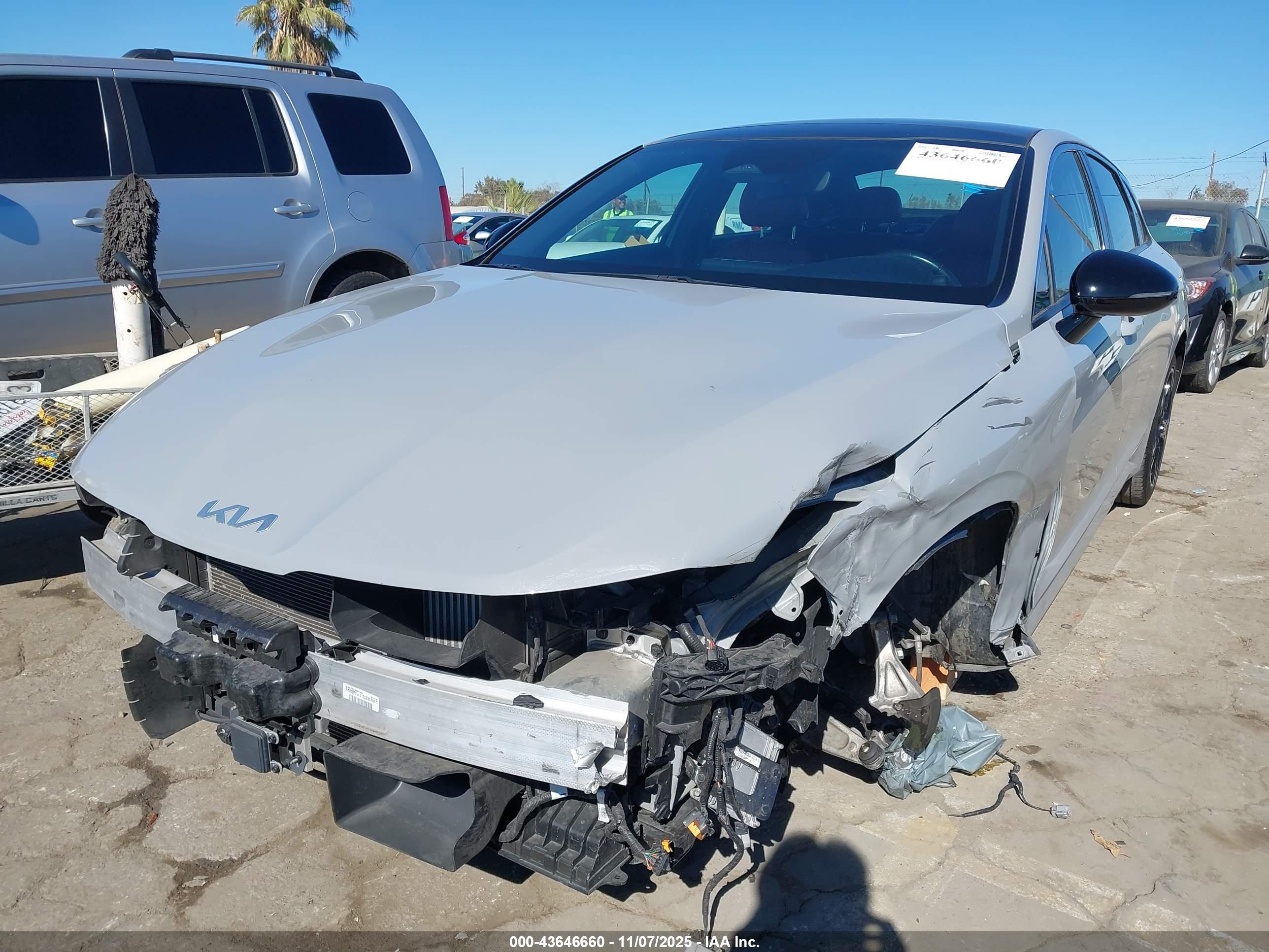 KIA K5 image 2