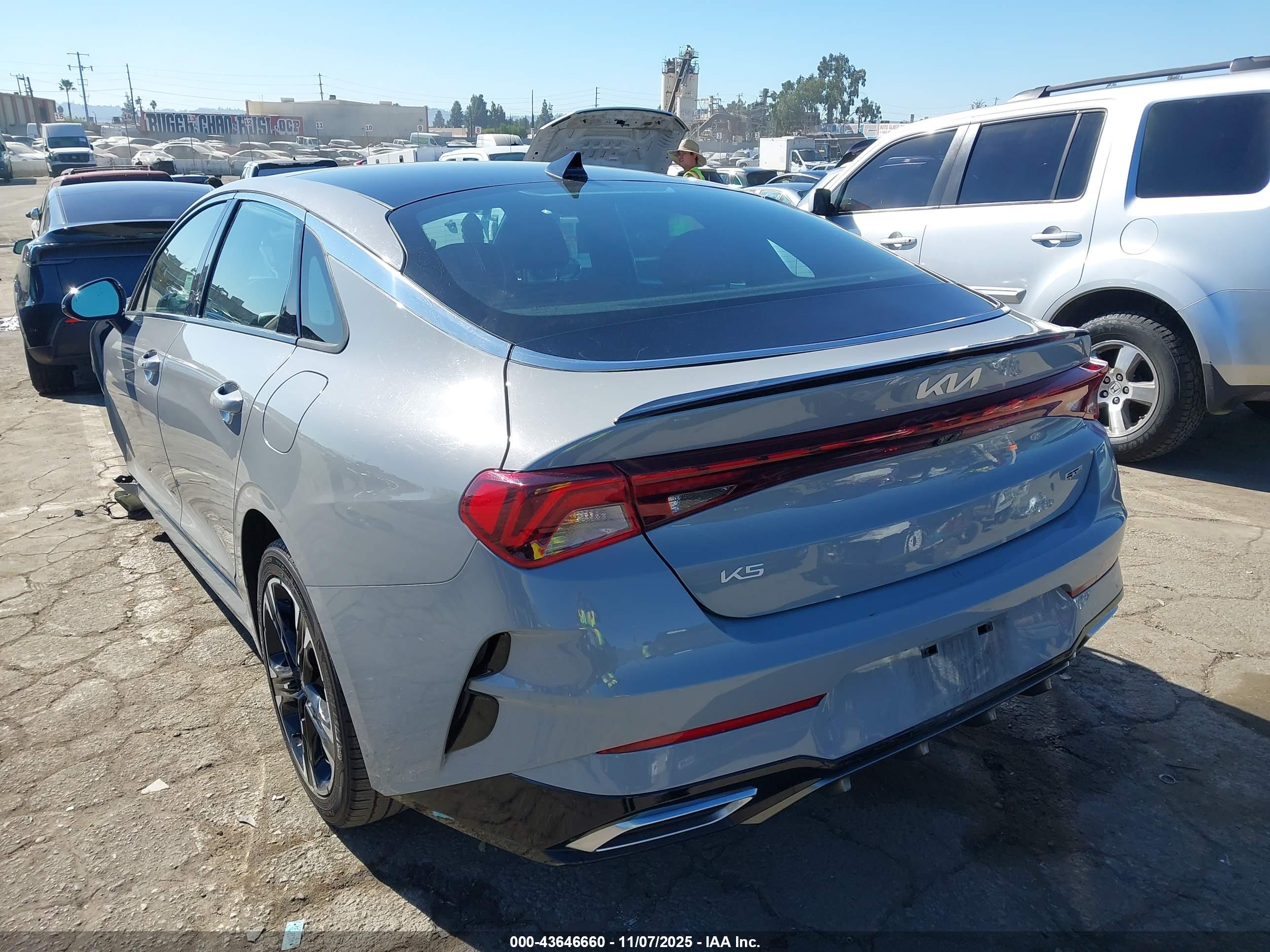 KIA K5 image 3