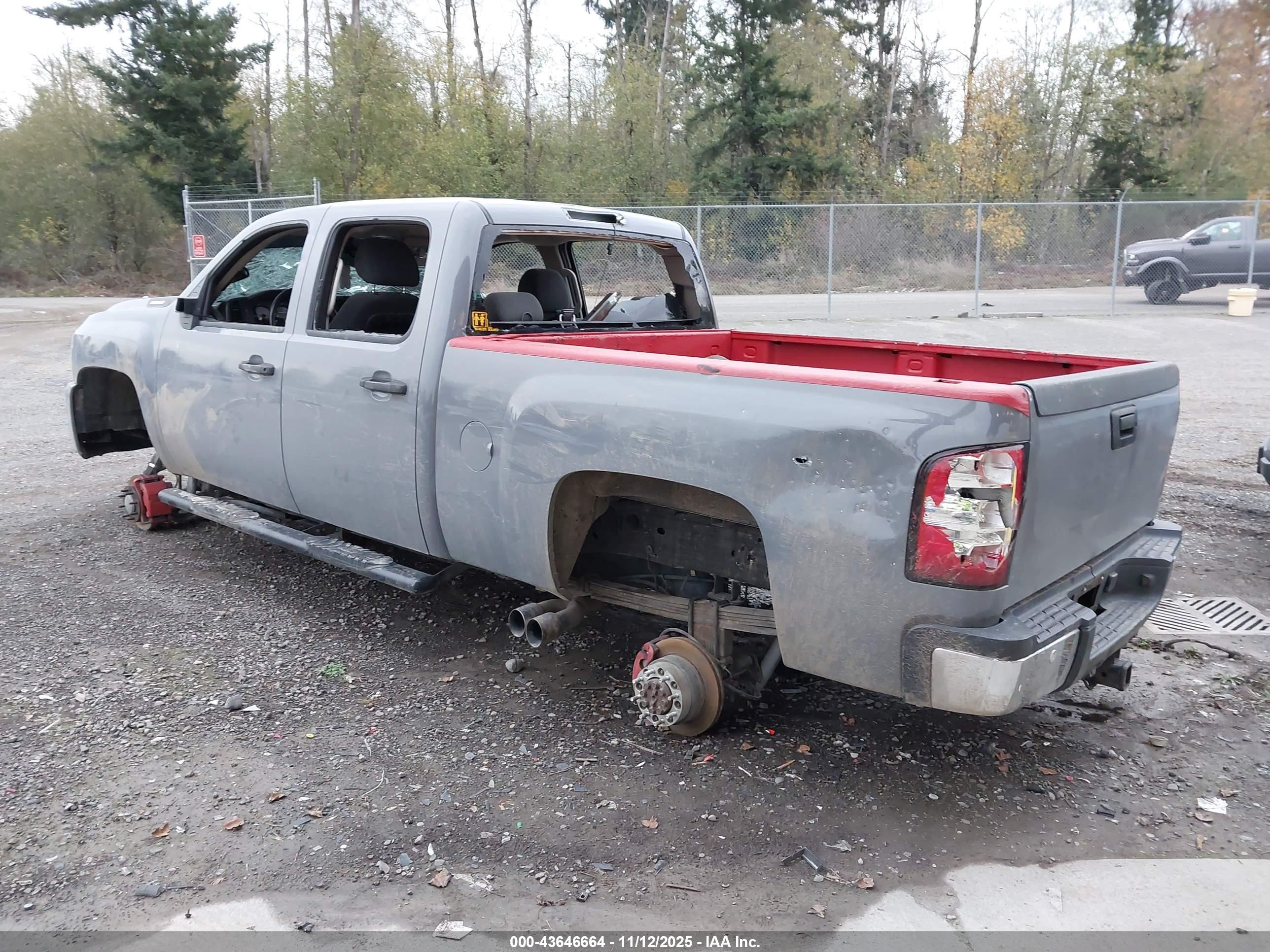CHEVROLET SILVERADO image 3