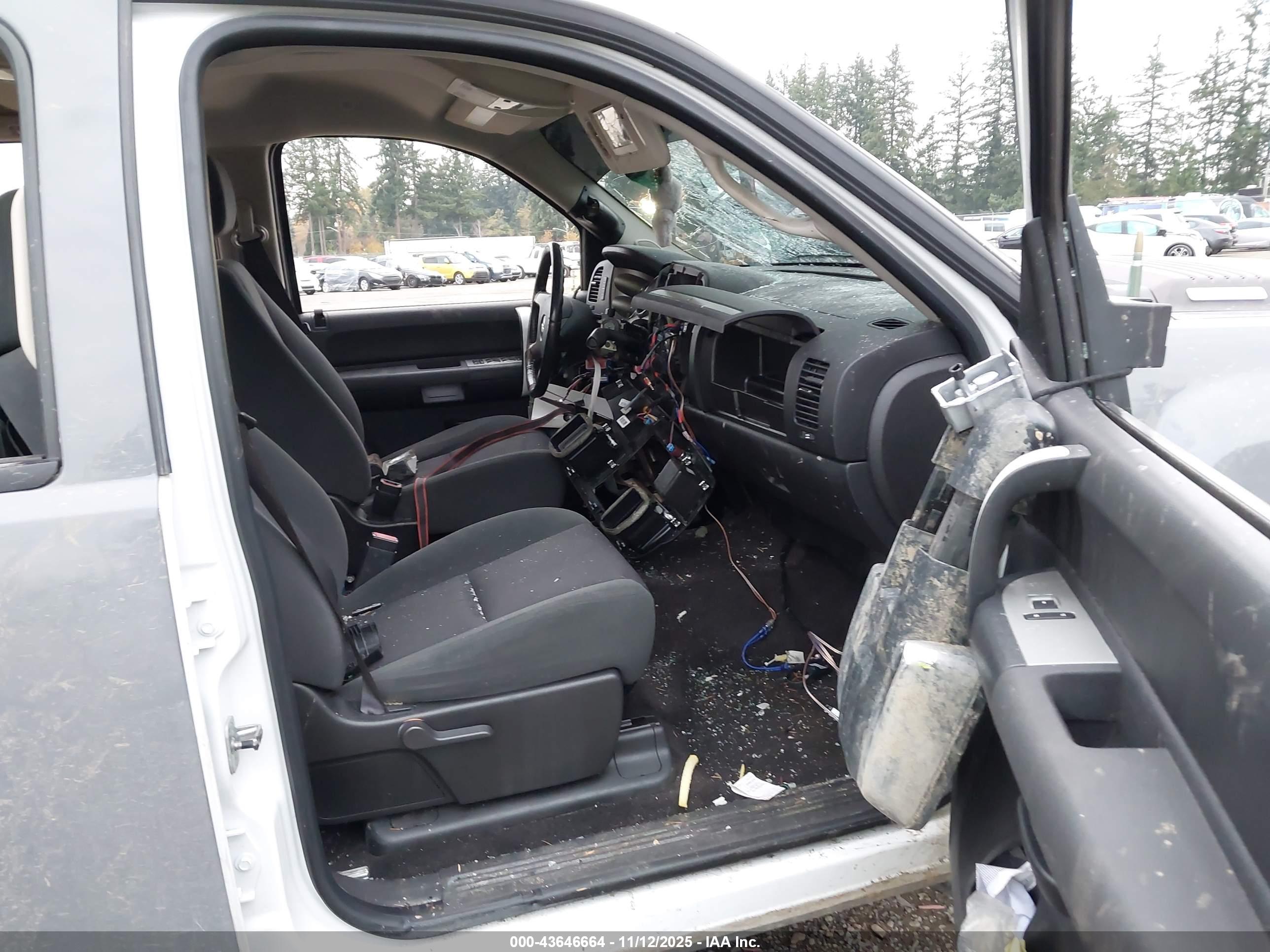 CHEVROLET SILVERADO image 5