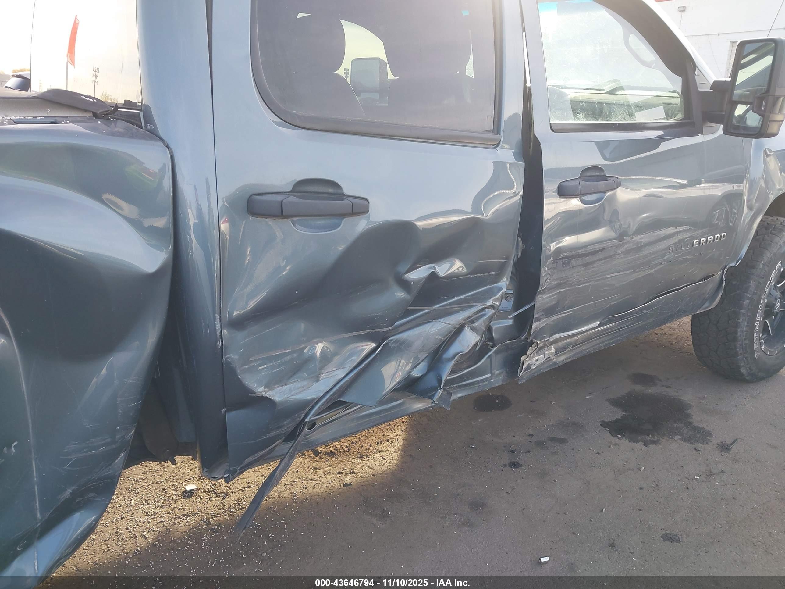 CHEVROLET SILVERADO image 6
