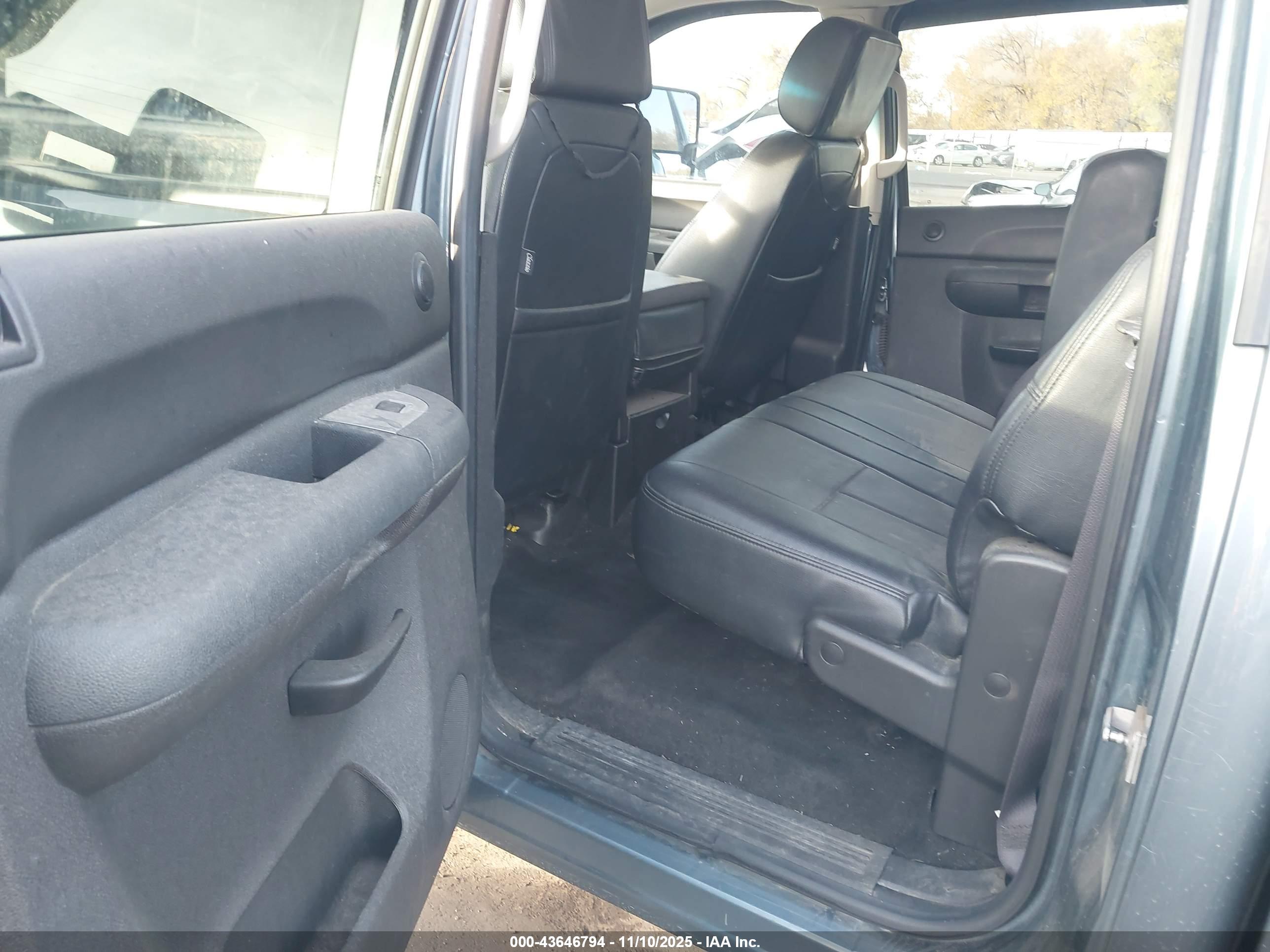 CHEVROLET SILVERADO image 8