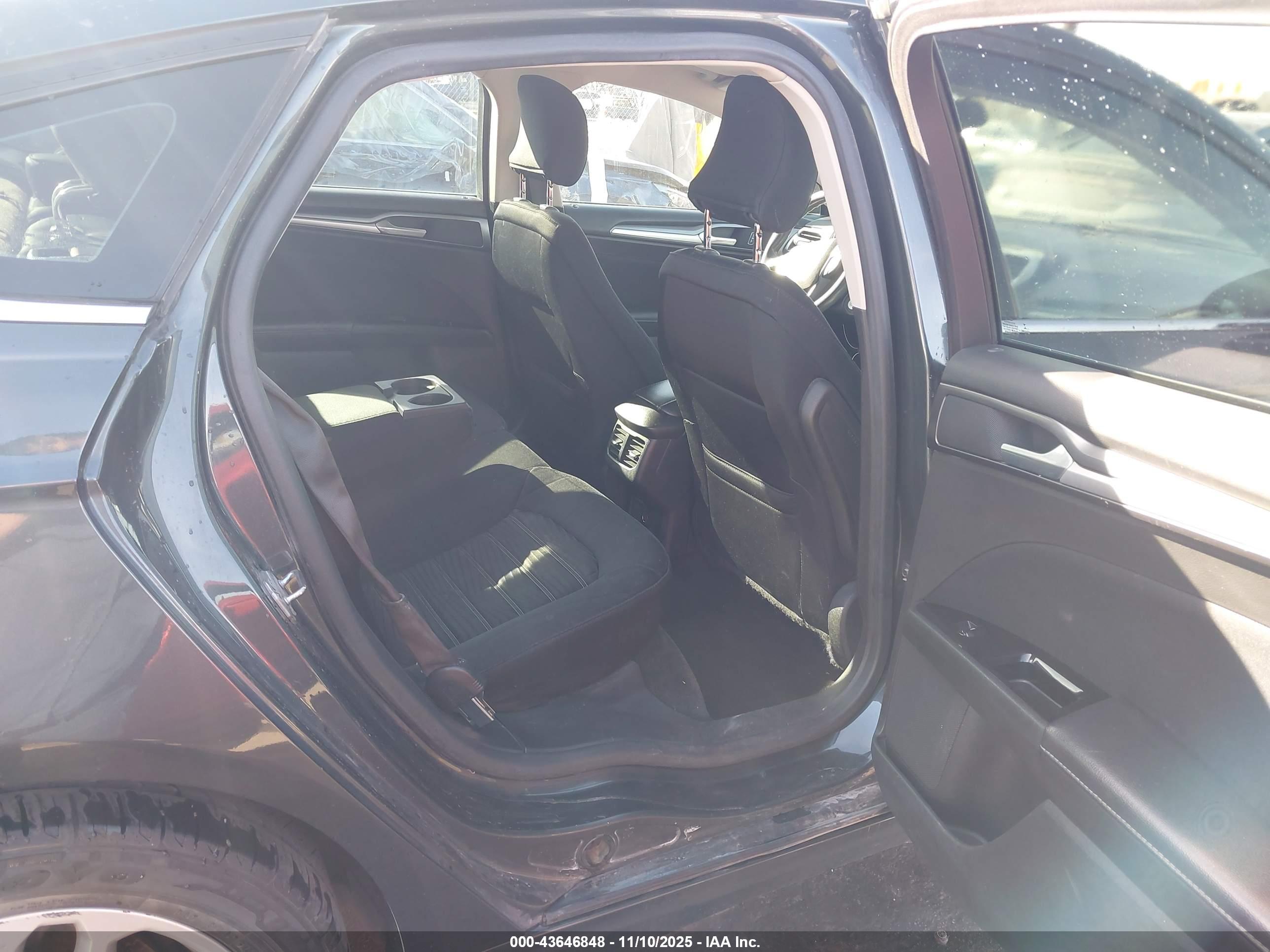 FORD FUSION image 8