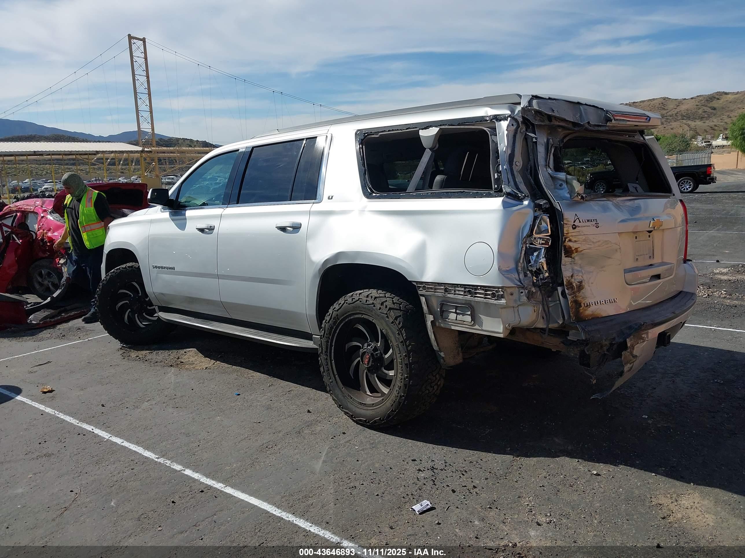 CHEVROLET SUBURBAN image 3