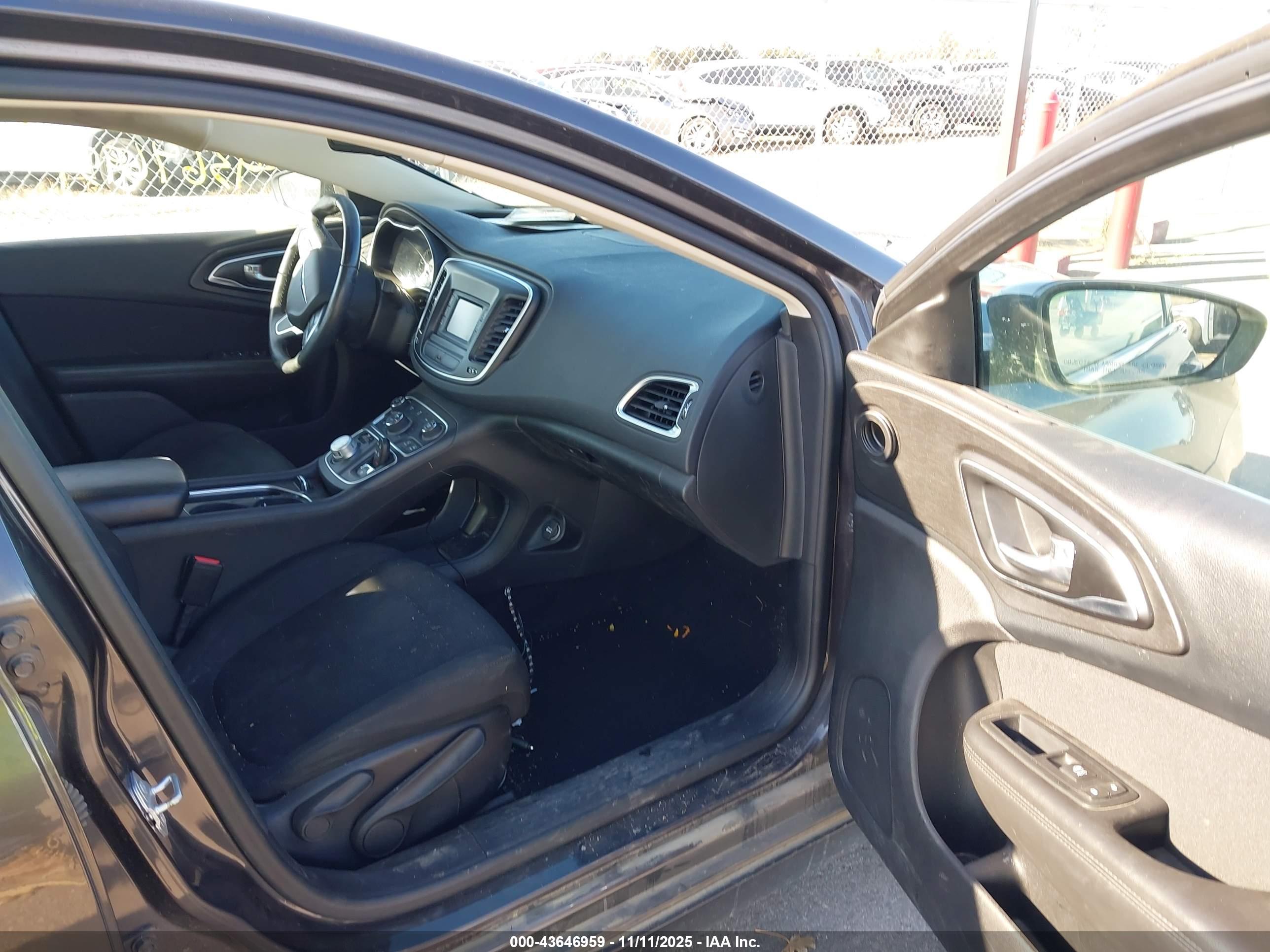 CHRYSLER 200 image 5